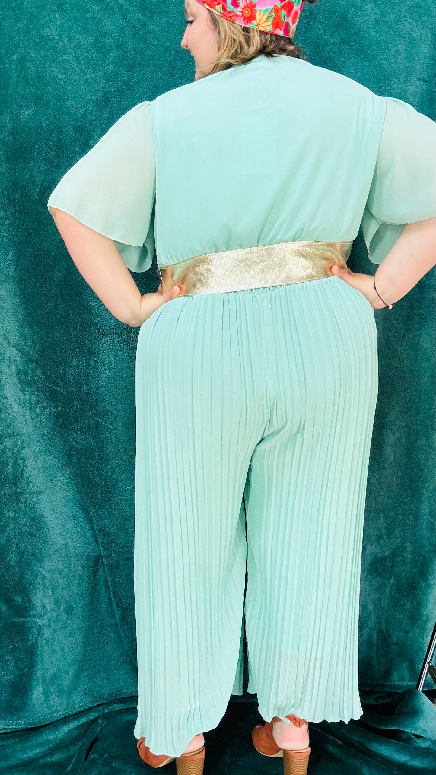 Avec cette combinaison grande taille vert d'eau, légère et habillée, affichez un style élégant et confortable en toutes occasions. Parfait pour les femmes qui recherchent une pièce polyvalente et chic, tout en profitant d'un confort incomparable.