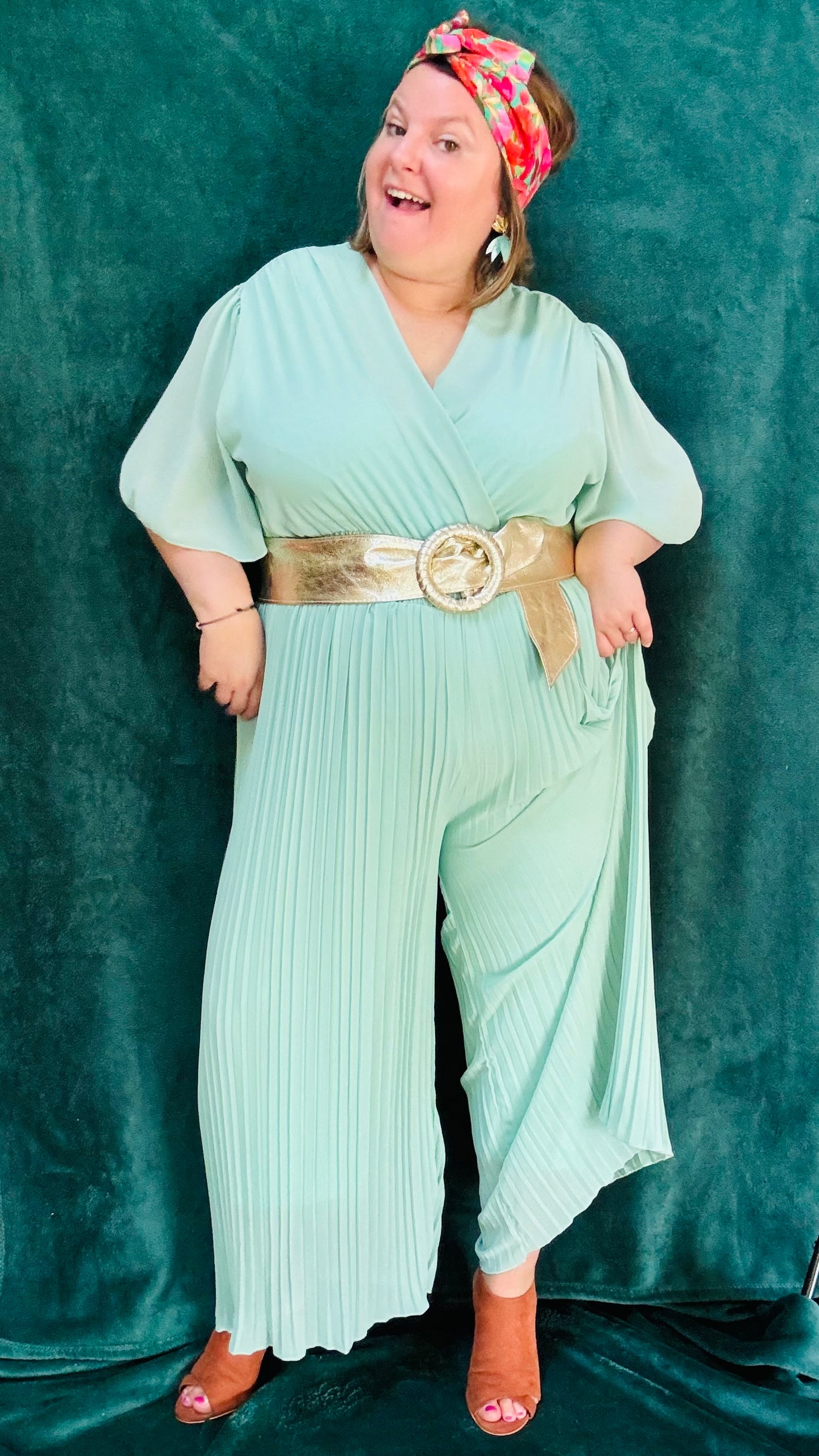 Avec cette combinaison grande taille vert d'eau, légère et habillée, affichez un style élégant et confortable en toutes occasions. Parfait pour les femmes qui recherchent une pièce polyvalente et chic, tout en profitant d'un confort incomparable.