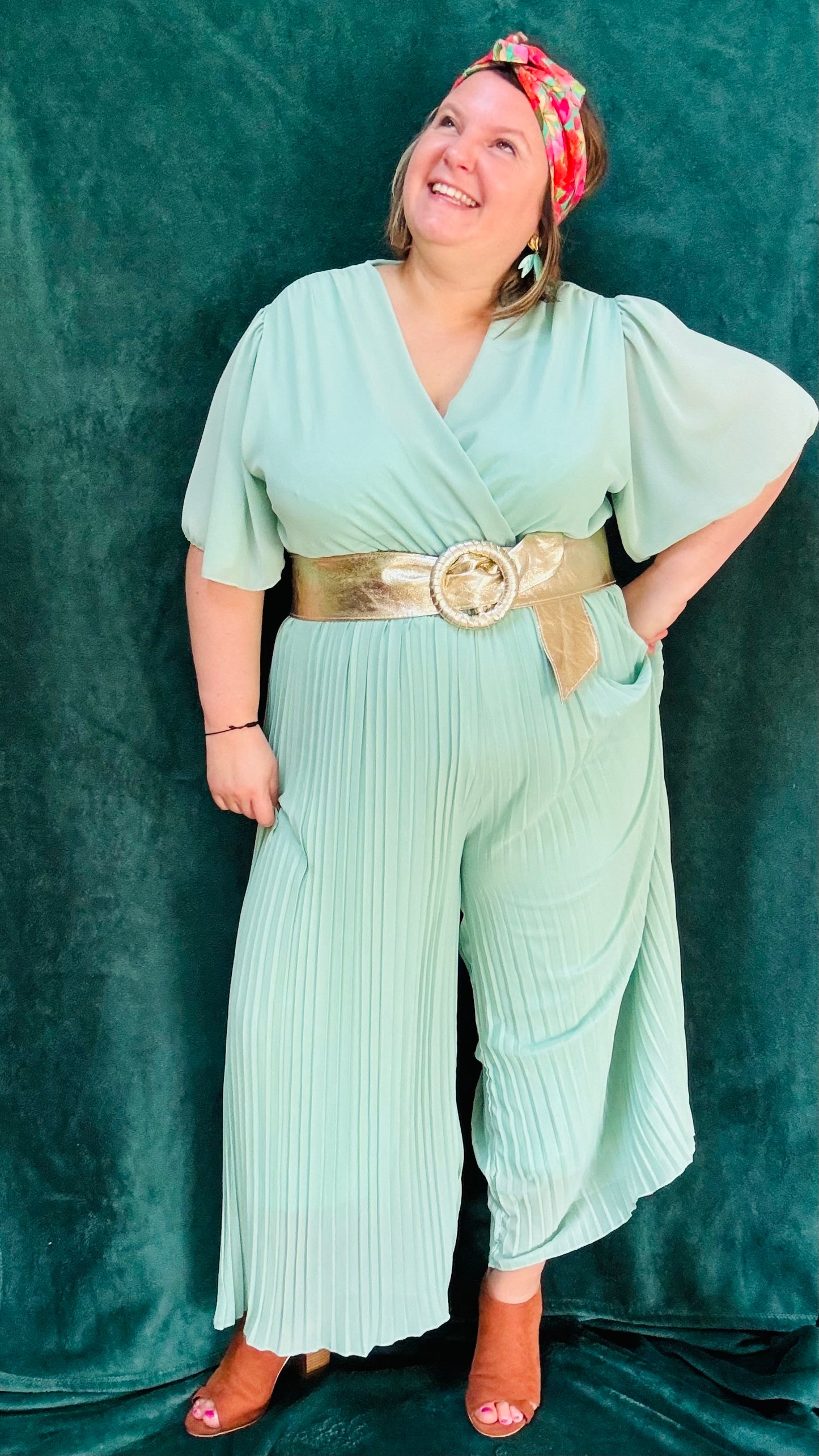Avec cette combinaison grande taille vert d'eau, légère et habillée, affichez un style élégant et confortable en toutes occasions. Parfait pour les femmes qui recherchent une pièce polyvalente et chic, tout en profitant d'un confort incomparable.