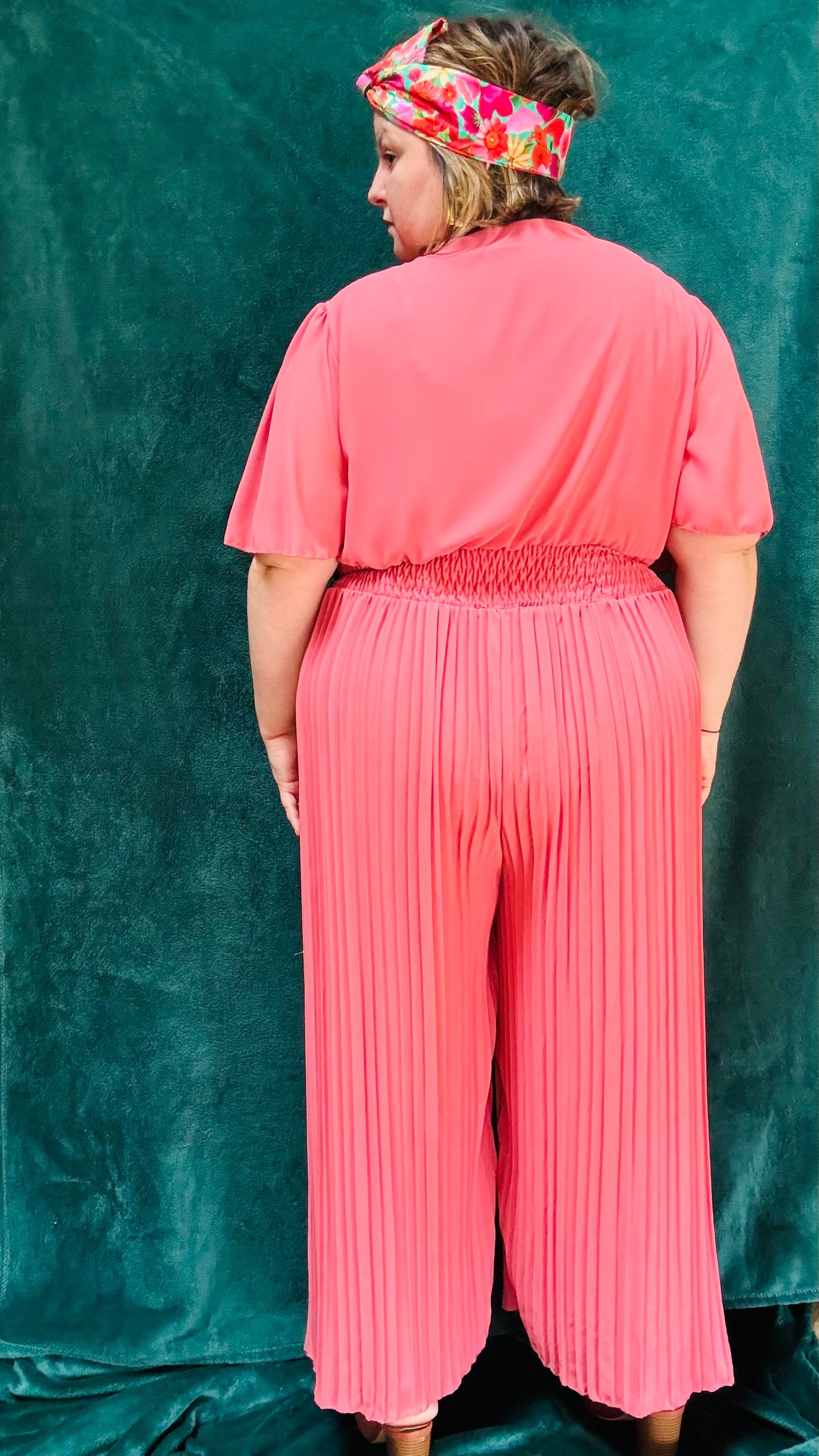 Avec cette combinaison grande taille vieux rose, légère et habillée, affichez un style élégant et confortable en toutes occasions. Parfait pour les femmes qui recherchent une pièce polyvalente et chic, tout en profitant d'un confort incomparable.