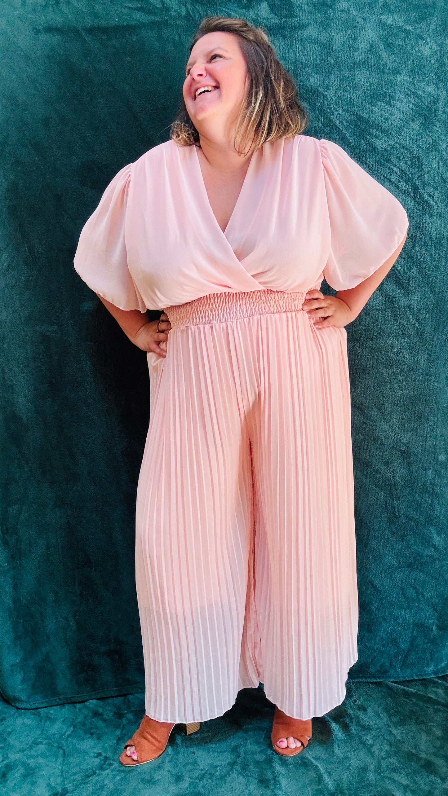 Avec cette combinaison grande taille rose clair, légère et habillée, affichez un style élégant et confortable en toutes occasions. Parfait pour les femmes qui recherchent une pièce polyvalente et chic, tout en profitant d'un confort incomparable.