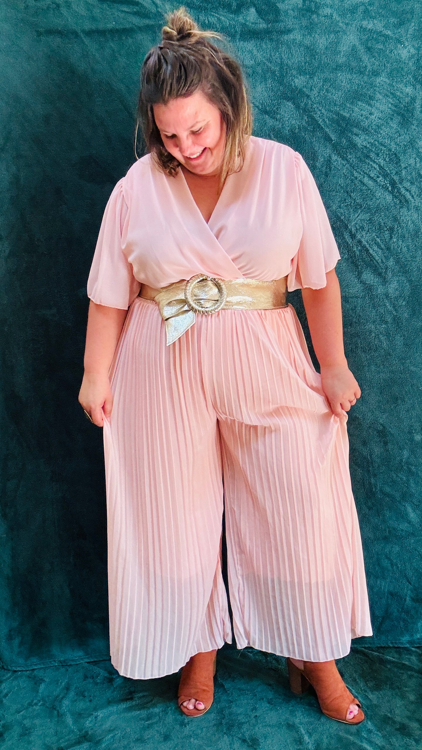 Avec cette combinaison grande taille rose clair, légère et habillée, affichez un style élégant et confortable en toutes occasions. Parfait pour les femmes qui recherchent une pièce polyvalente et chic, tout en profitant d'un confort incomparable.