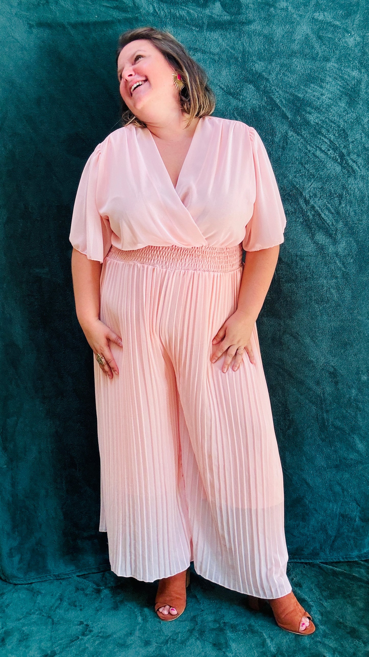 Avec cette combinaison grande taille rose clair, légère et habillée, affichez un style élégant et confortable en toutes occasions. Parfait pour les femmes qui recherchent une pièce polyvalente et chic, tout en profitant d'un confort incomparable.