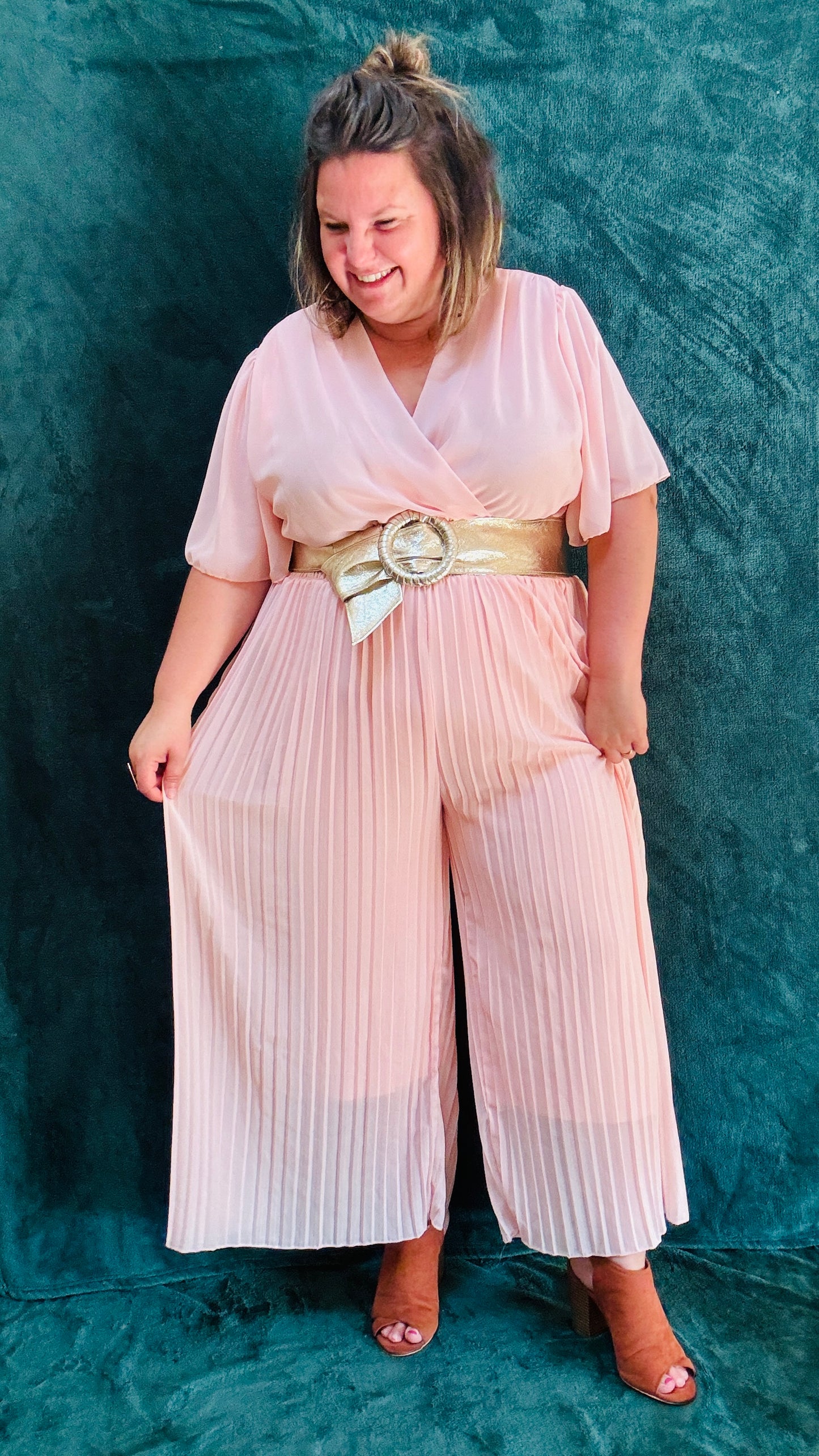 Avec cette combinaison grande taille rose clair, légère et habillée, affichez un style élégant et confortable en toutes occasions. Parfait pour les femmes qui recherchent une pièce polyvalente et chic, tout en profitant d'un confort incomparable.