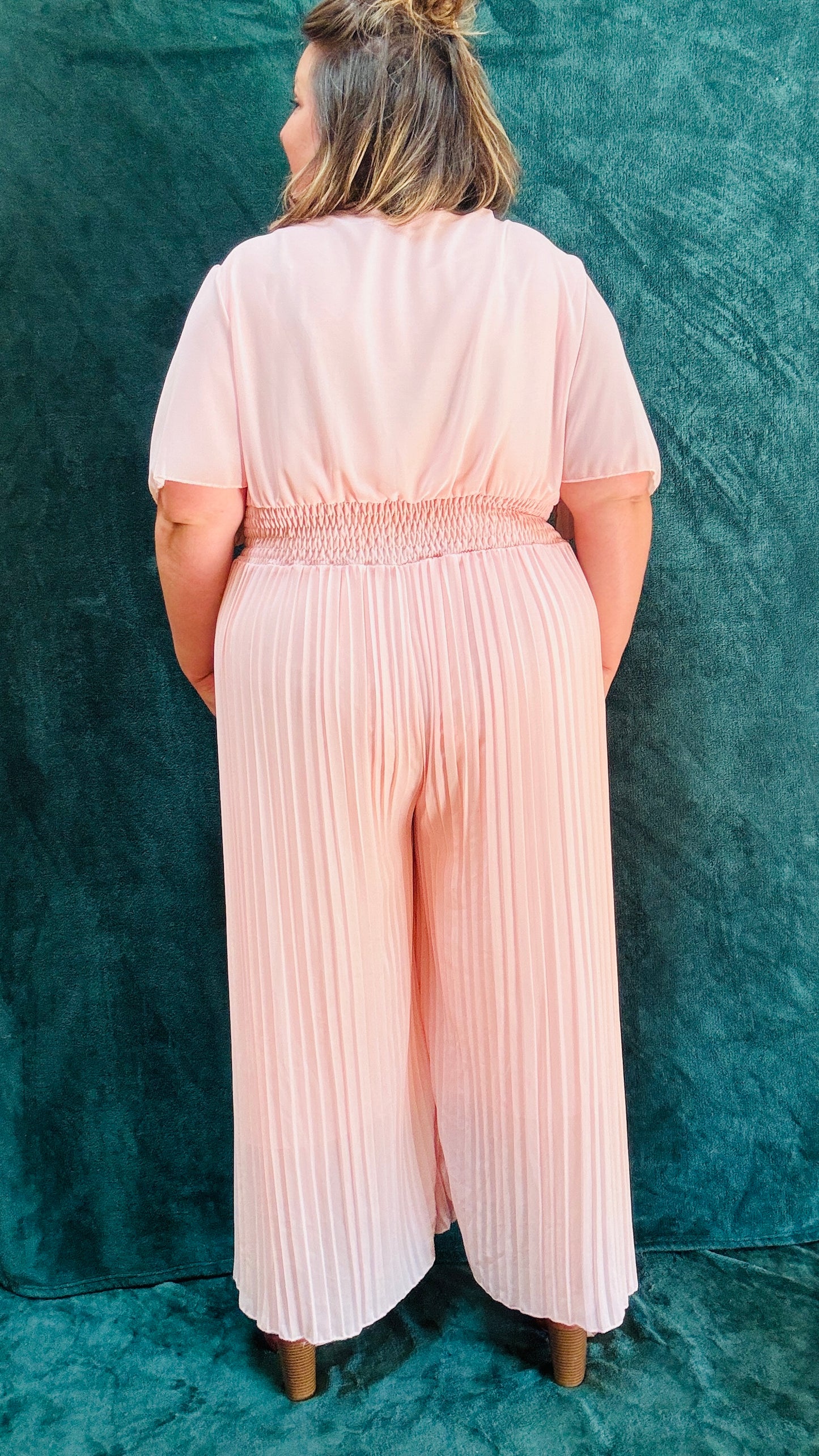 Avec cette combinaison grande taille rose clair, légère et habillée, affichez un style élégant et confortable en toutes occasions. Parfait pour les femmes qui recherchent une pièce polyvalente et chic, tout en profitant d'un confort incomparable.
