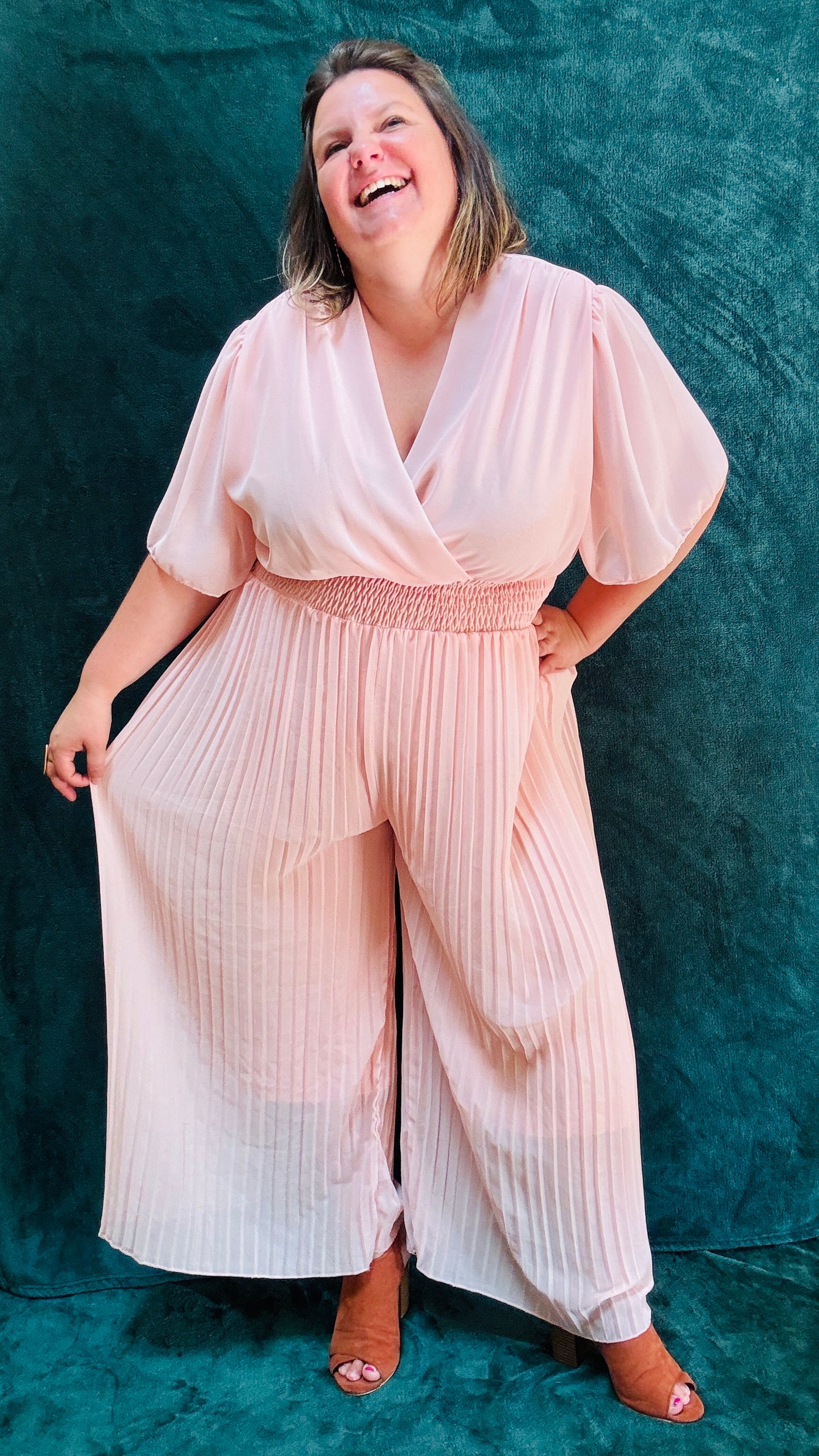 Avec cette combinaison grande taille rose clair, légère et habillée, affichez un style élégant et confortable en toutes occasions. Parfait pour les femmes qui recherchent une pièce polyvalente et chic, tout en profitant d'un confort incomparable.