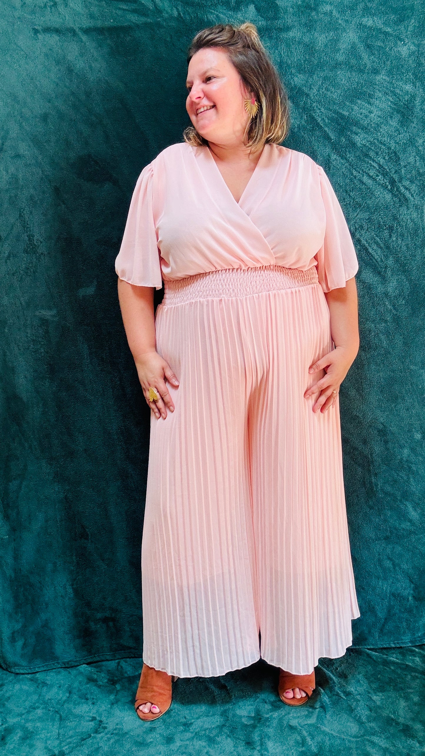 Avec cette combinaison grande taille rose clair, légère et habillée, affichez un style élégant et confortable en toutes occasions. Parfait pour les femmes qui recherchent une pièce polyvalente et chic, tout en profitant d'un confort incomparable.