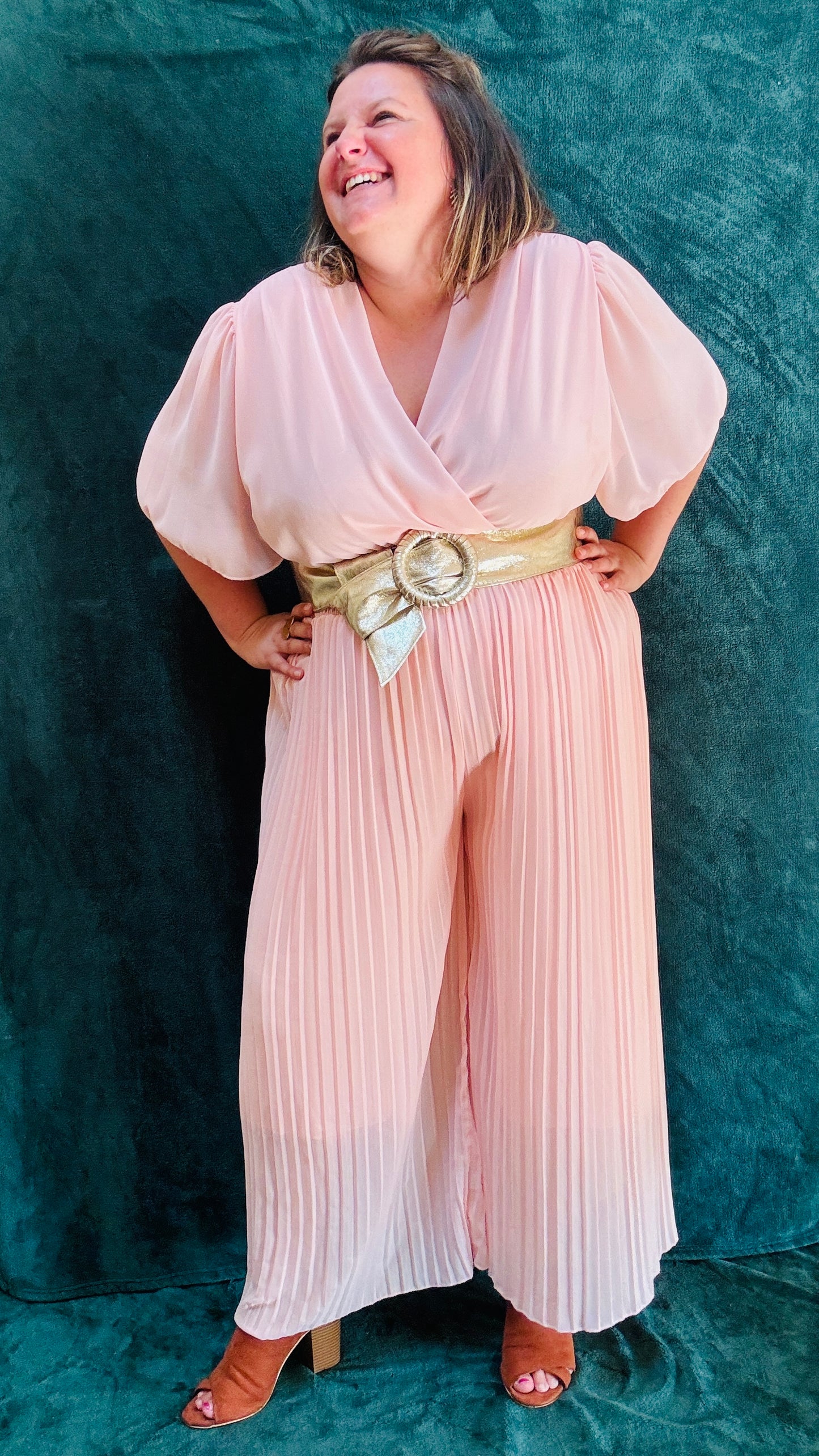 Avec cette combinaison grande taille rose clair, légère et habillée, affichez un style élégant et confortable en toutes occasions. Parfait pour les femmes qui recherchent une pièce polyvalente et chic, tout en profitant d'un confort incomparable.