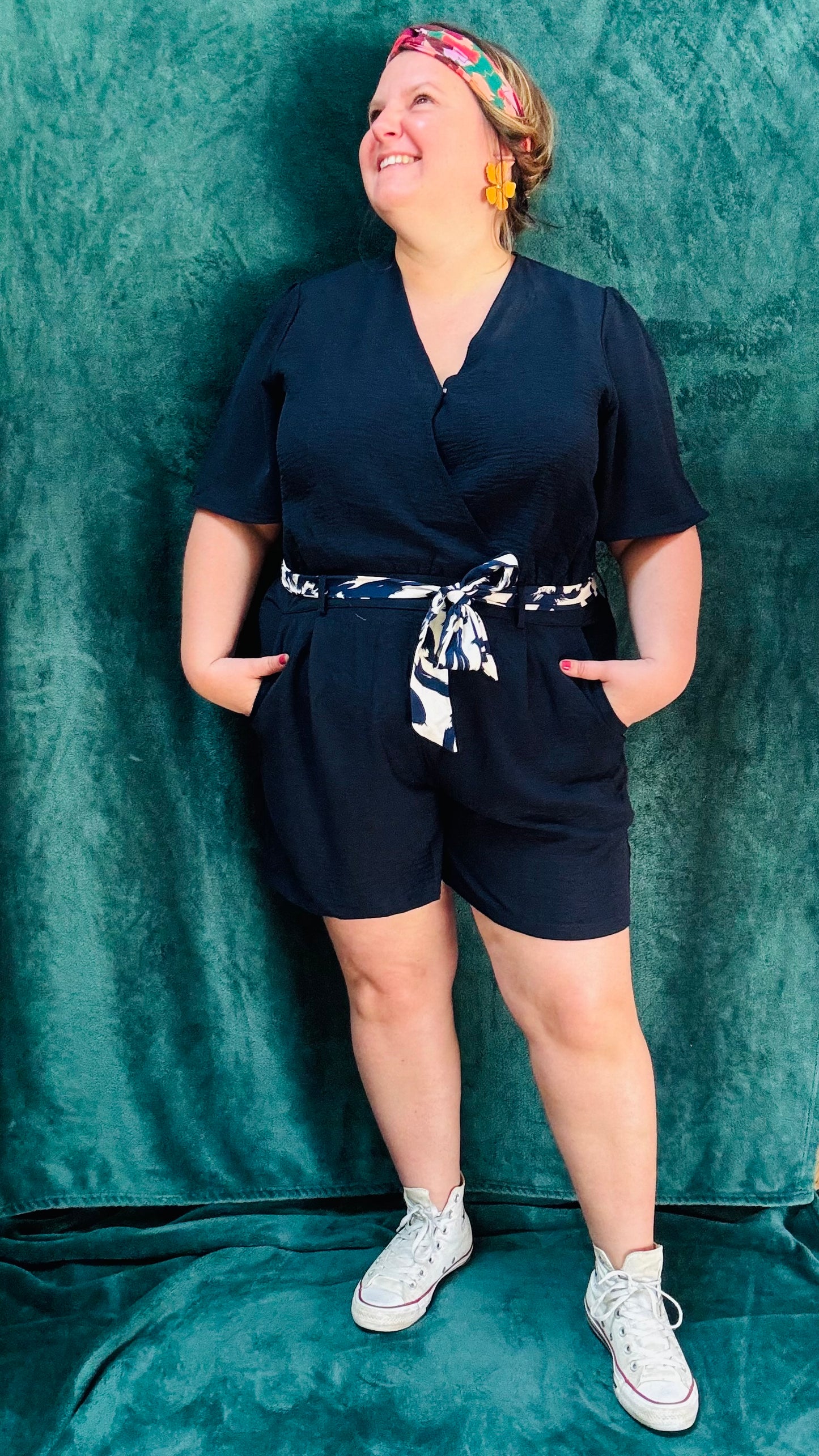 Avec ce combishort grande taille bleu marine fluide et léger, soyez prête à afficher un style estival et décontracté avec une touche de créativité et d'originalité. Idéal pour celles qui aiment les tenues confortables et dynamiques.