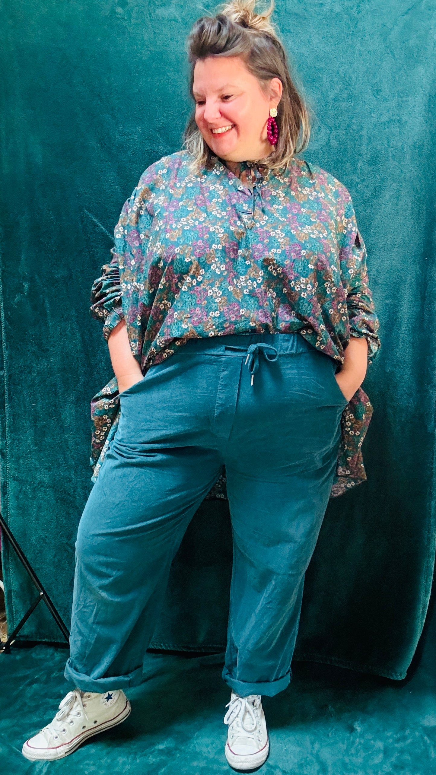 Ce pantalon en velours grande taille bleu canard est l’allié parfait pour celles qui cherchent à combiner confort et style au quotidien.