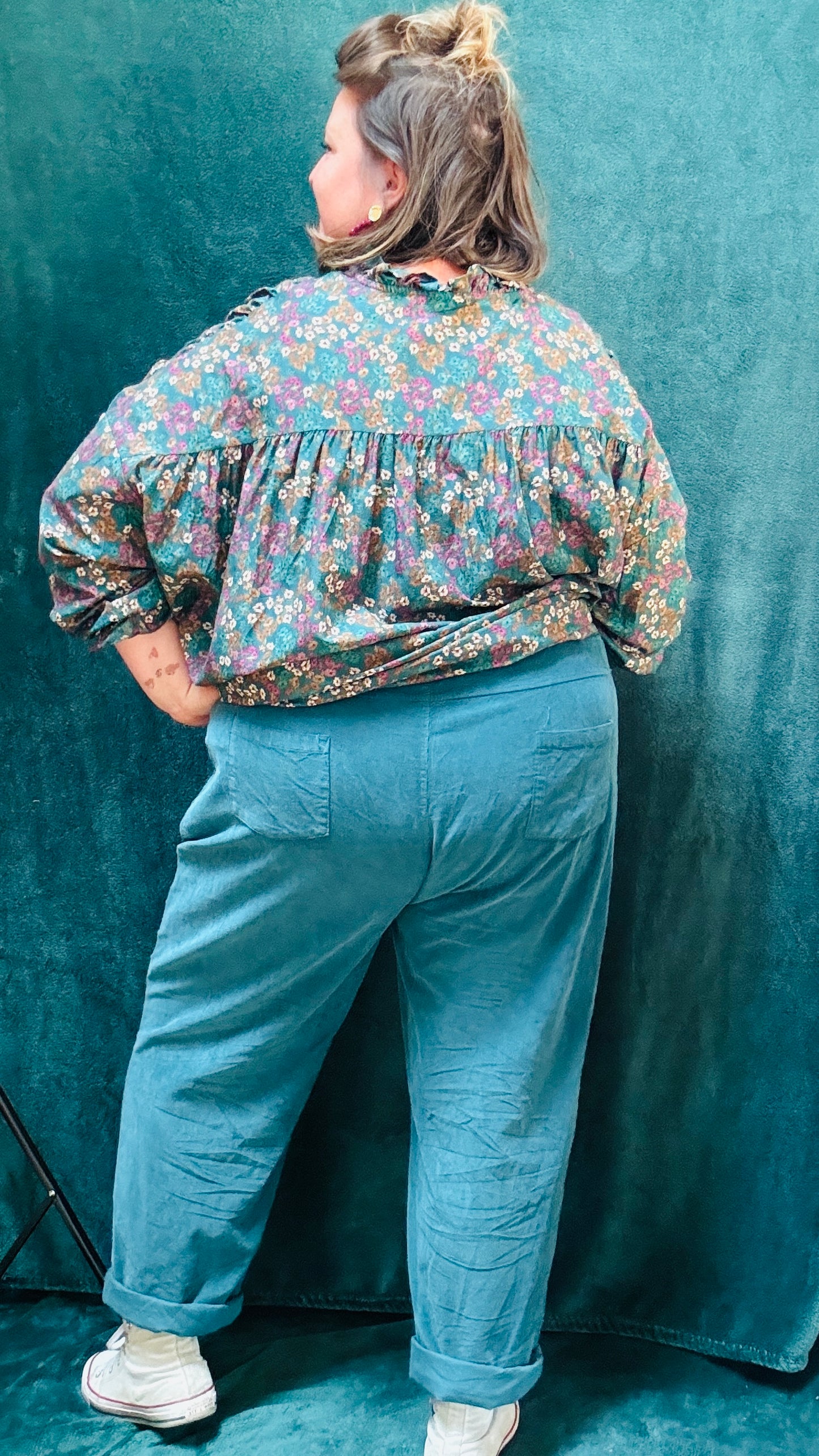Ce pantalon en velours grande taille bleu canard est l’allié parfait pour celles qui cherchent à combiner confort et style au quotidien.