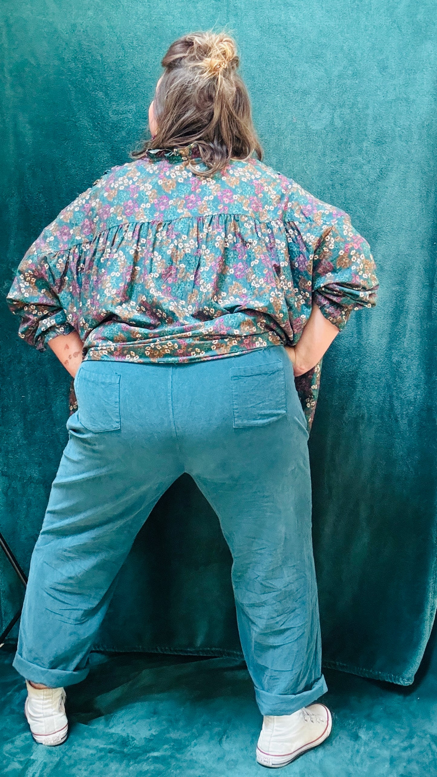 Ce pantalon en velours grande taille bleu canard est l’allié parfait pour celles qui cherchent à combiner confort et style au quotidien.
