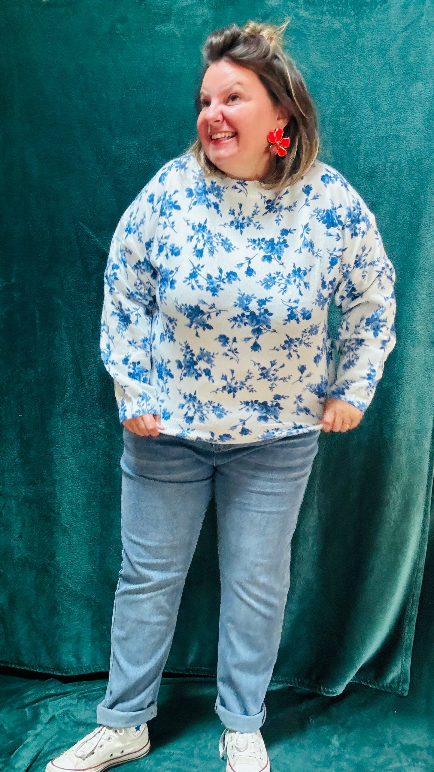 Ajoutez ce pull blanc à motifs fleuris liberty bleus à votre garde-robe pour apporter de la couleur et du romantisme à vos tenues tout en restant confortable et stylé.