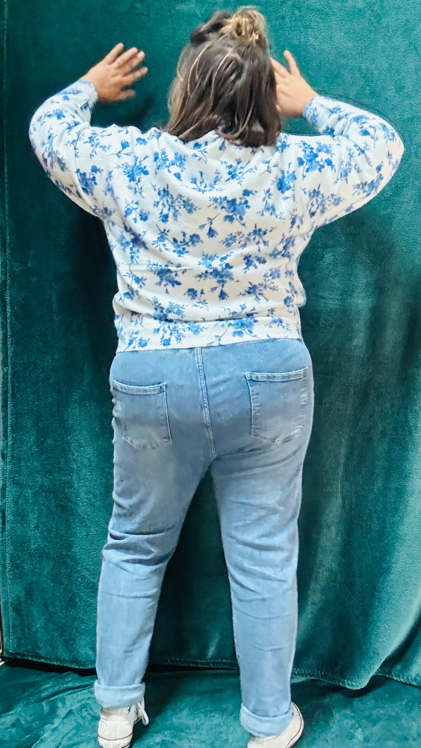 Ajoutez ce pull blanc à motifs fleuris liberty bleus à votre garde-robe pour apporter de la couleur et du romantisme à vos tenues tout en restant confortable et stylé.