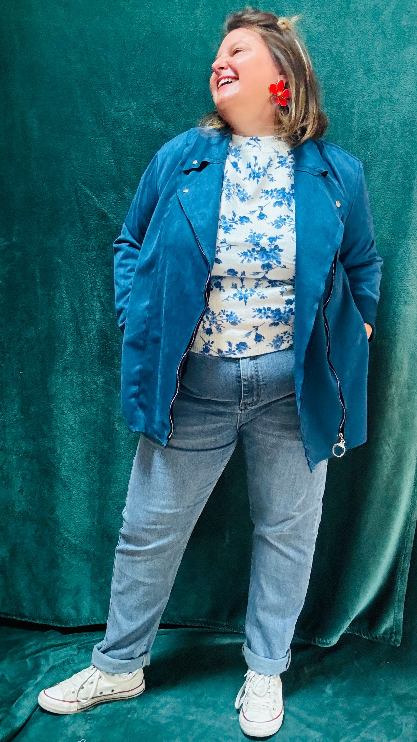Ajoutez ce pull blanc à motifs fleuris liberty bleus à votre garde-robe pour apporter de la couleur et du romantisme à vos tenues tout en restant confortable et stylé.
