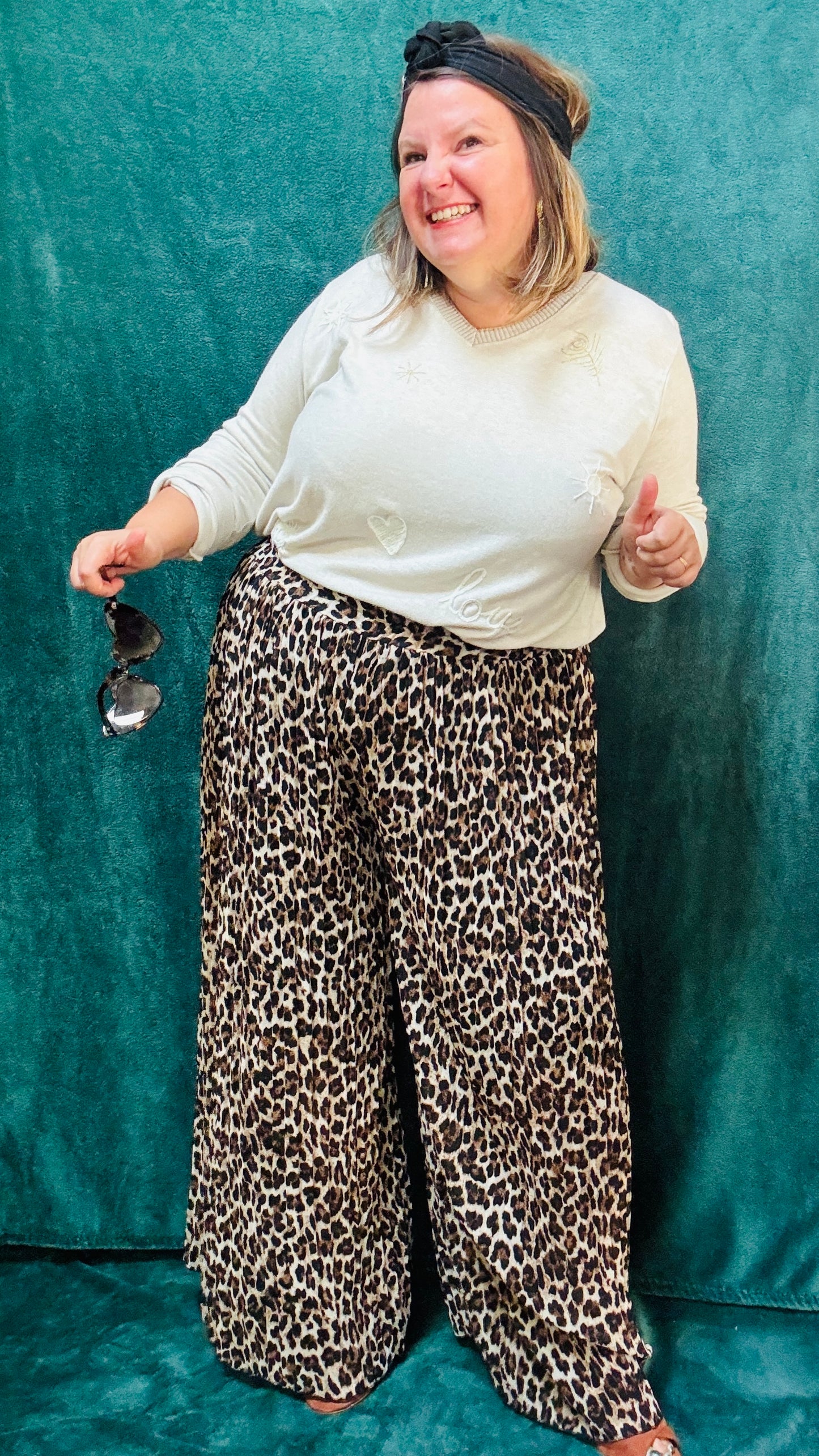 Ce pull fin grande taille en viscose beige est la pièce idéale pour un style décontracté et élégant, avec une touche d'originalité discrète, tout en restant ultra confortable.