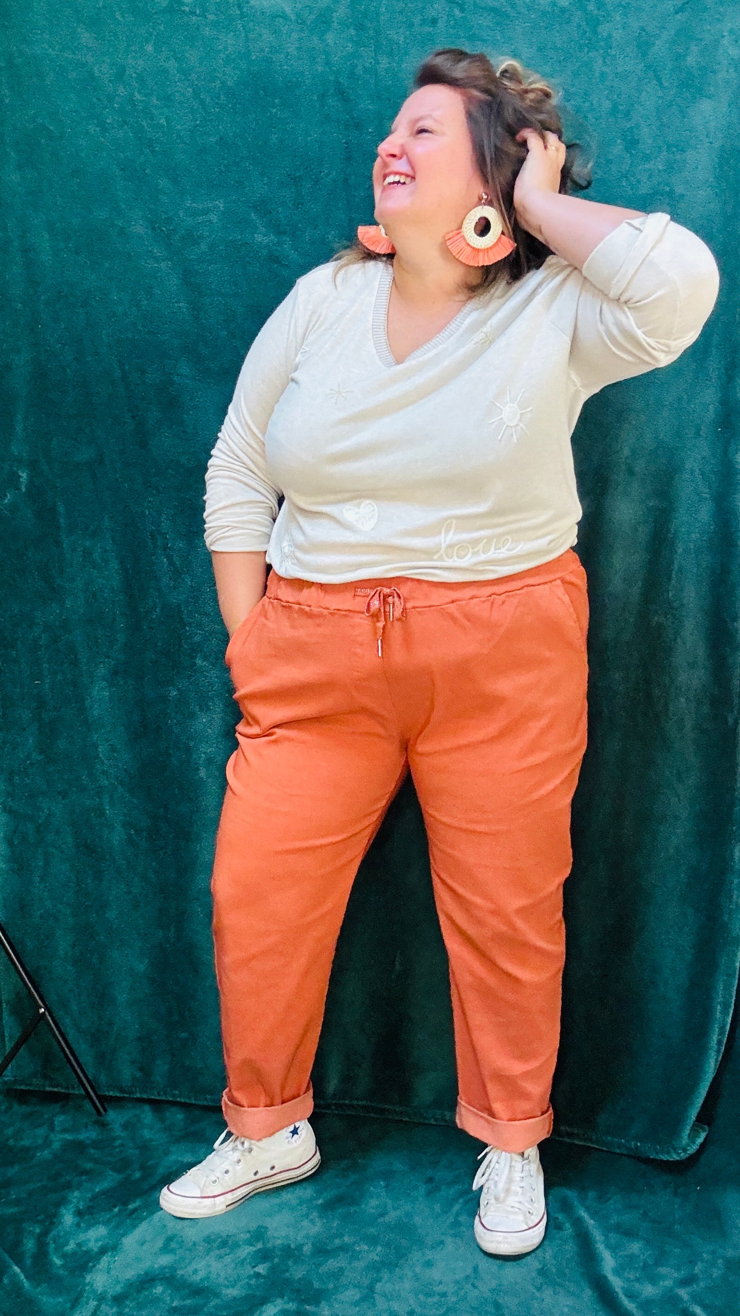 Ce pull fin grande taille en viscose beige est la pièce idéale pour un style décontracté et élégant, avec une touche d'originalité discrète, tout en restant ultra confortable.