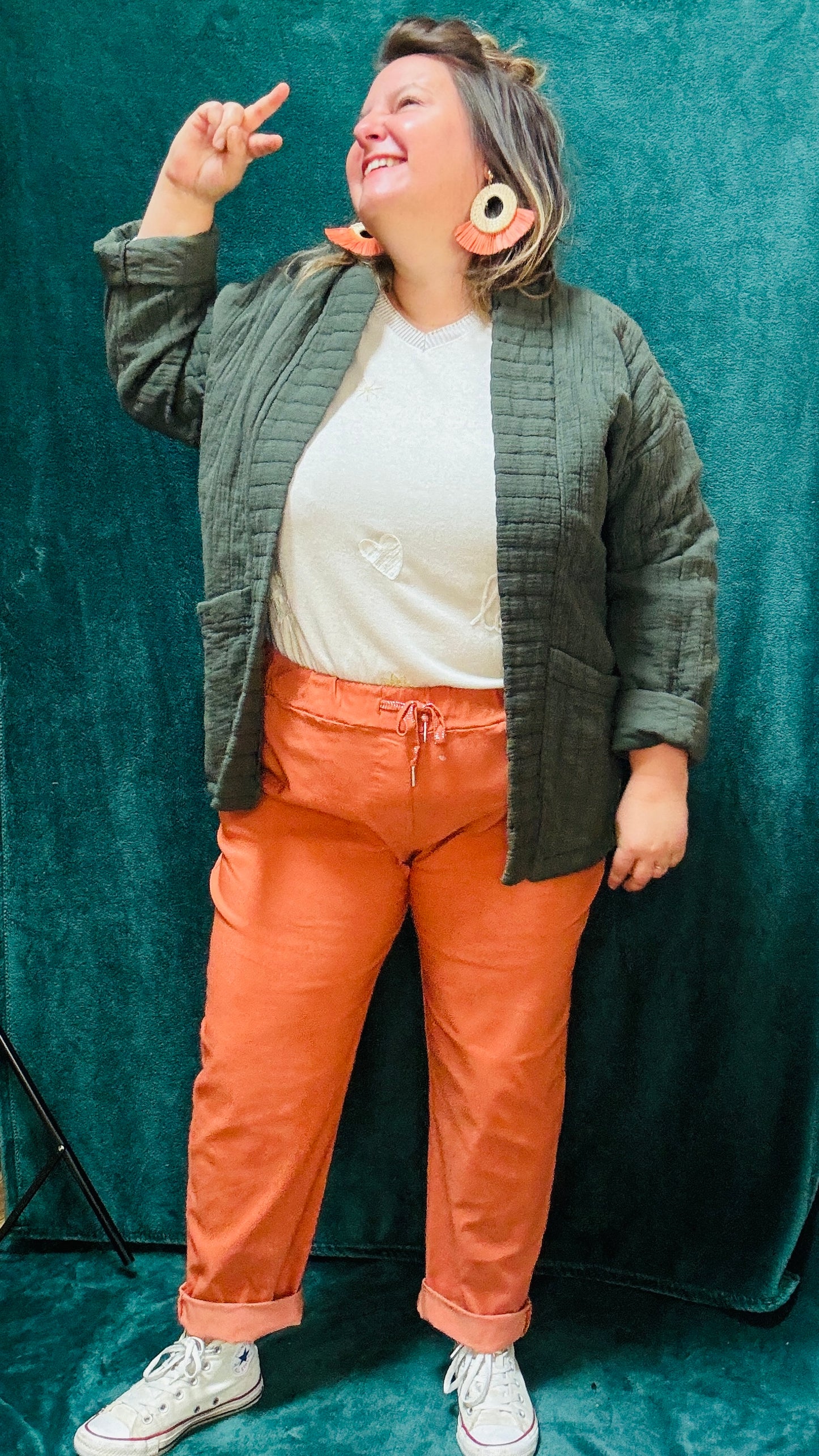 Ce pull fin grande taille en viscose beige est la pièce idéale pour un style décontracté et élégant, avec une touche d'originalité discrète, tout en restant ultra confortable.