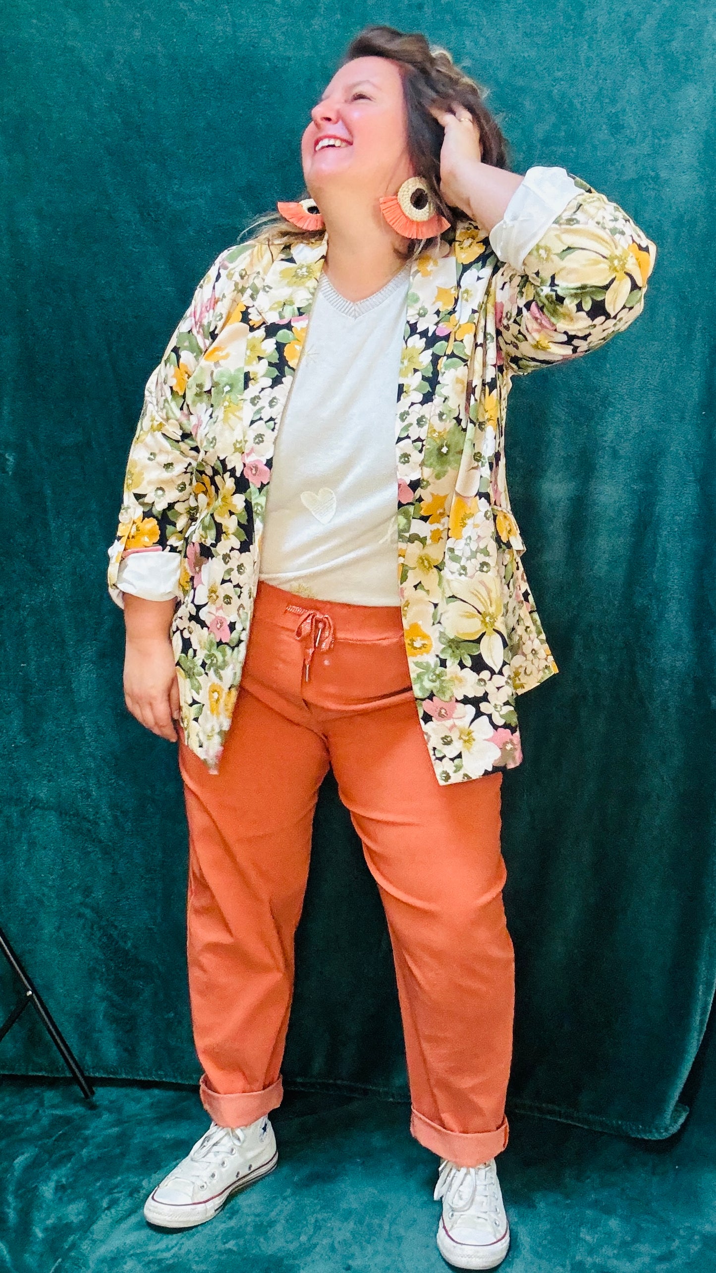 Ce pull fin grande taille en viscose beige est la pièce idéale pour un style décontracté et élégant, avec une touche d'originalité discrète, tout en restant ultra confortable.