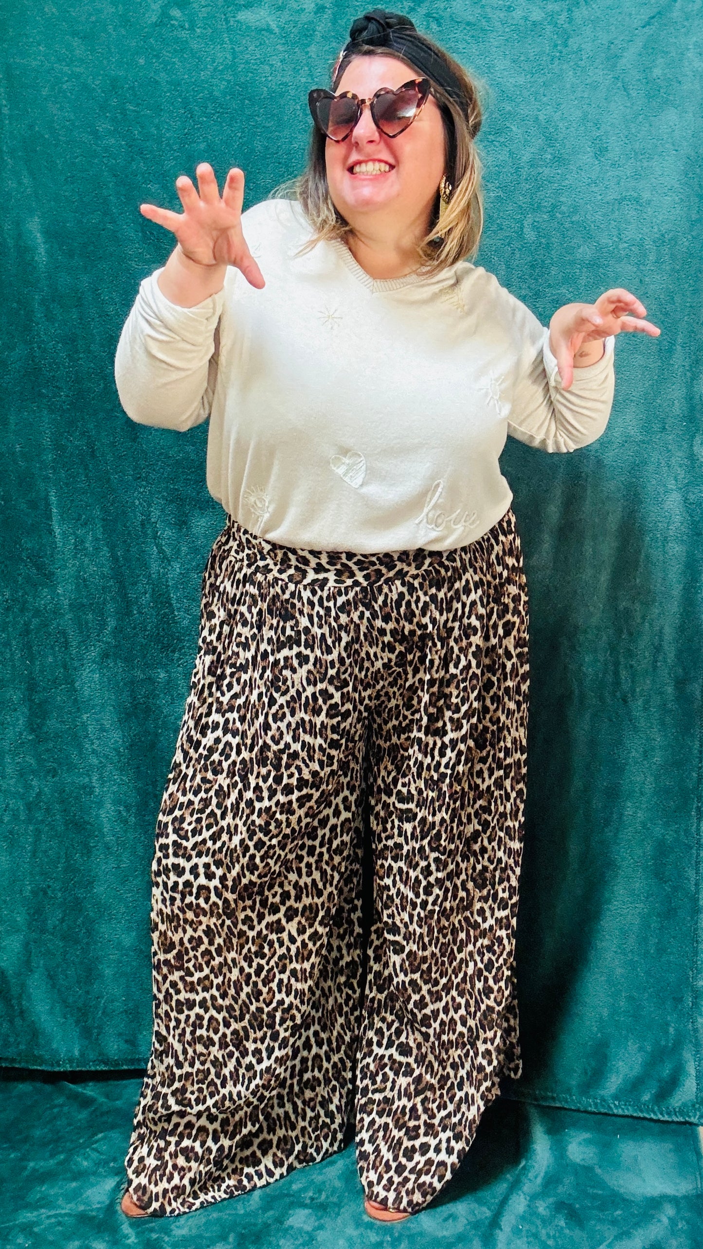 Ce pull fin grande taille en viscose beige est la pièce idéale pour un style décontracté et élégant, avec une touche d'originalité discrète, tout en restant ultra confortable.