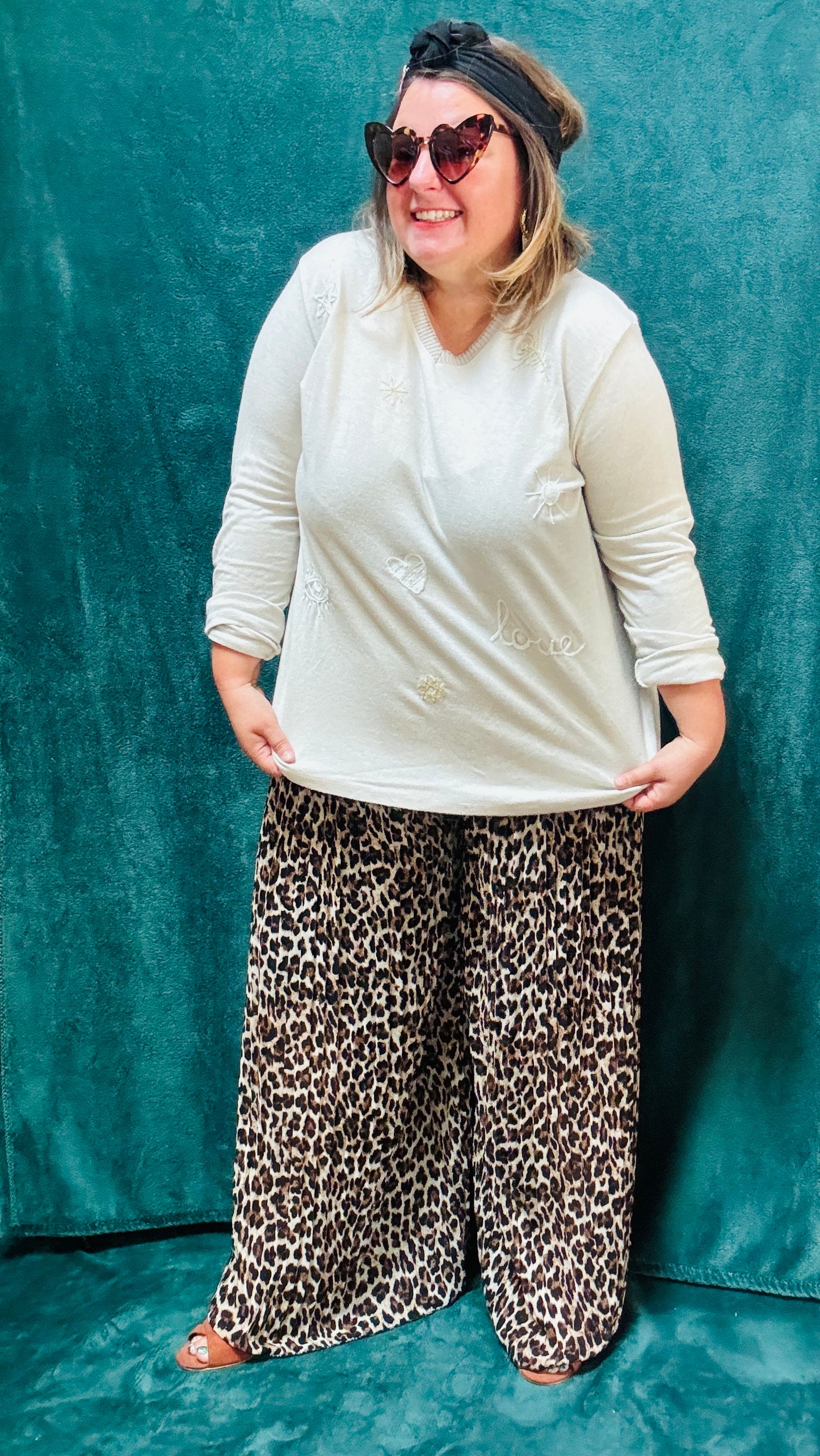 Ce pull fin grande taille en viscose beige est la pièce idéale pour un style décontracté et élégant, avec une touche d'originalité discrète, tout en restant ultra confortable.