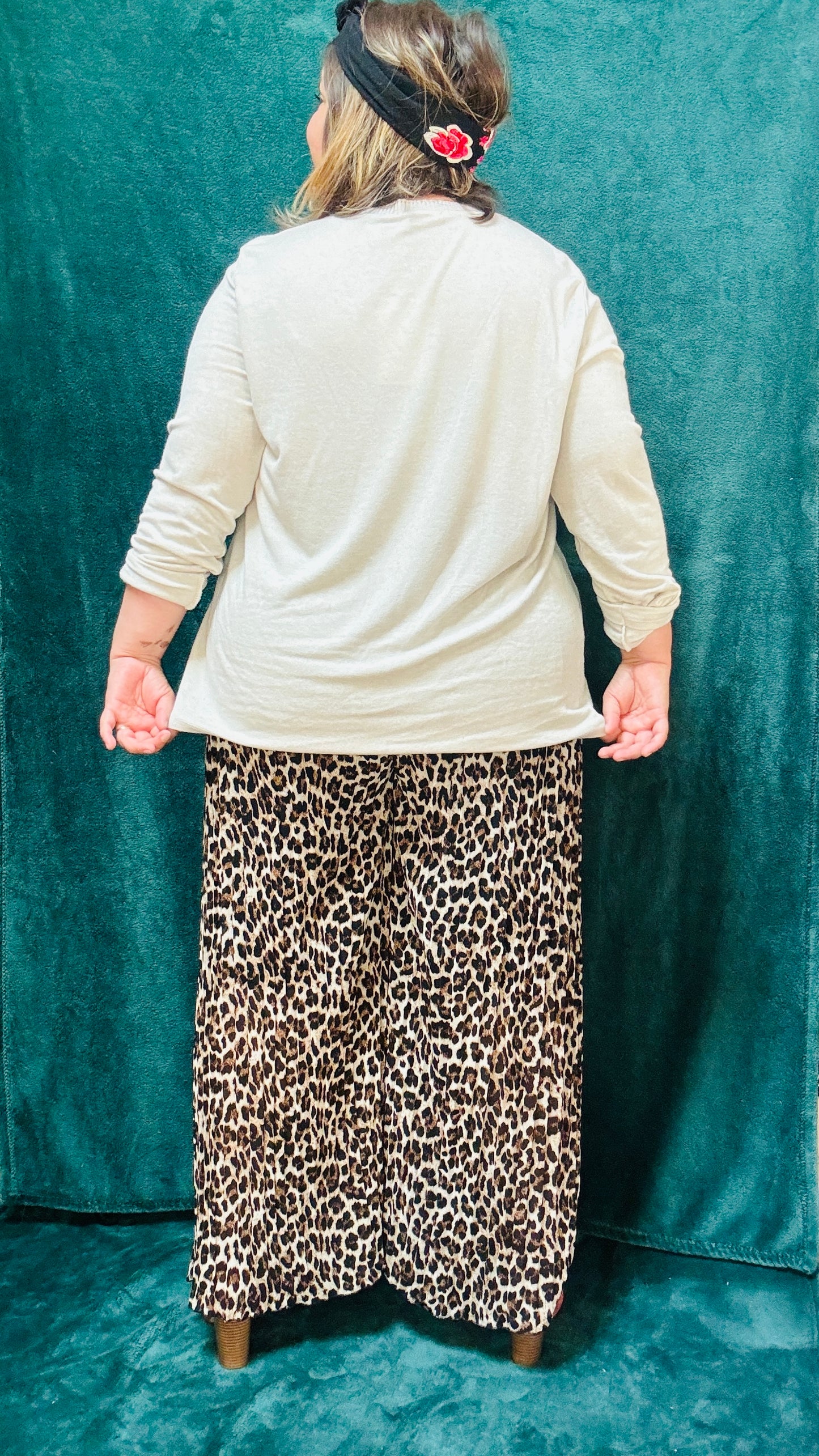 Ce pull fin grande taille en viscose beige est la pièce idéale pour un style décontracté et élégant, avec une touche d'originalité discrète, tout en restant ultra confortable.
