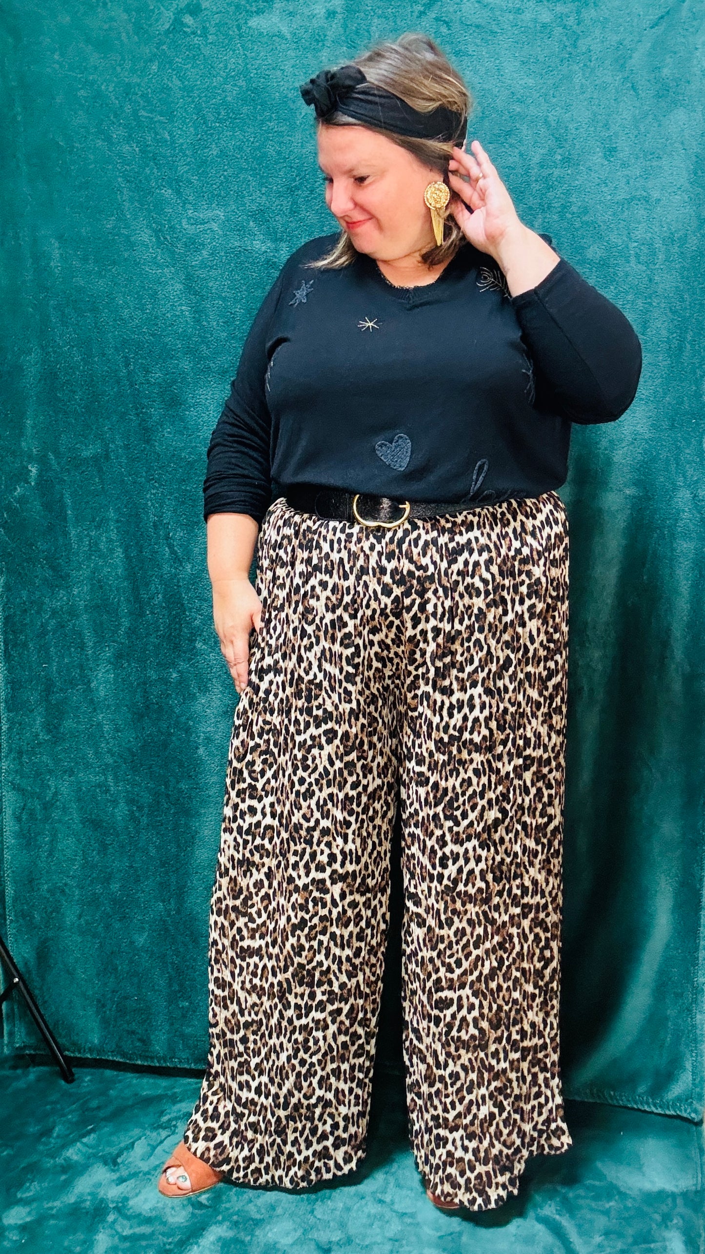 Ce pull fin grande taille en viscose noir est la pièce idéale pour un style décontracté et élégant, avec une touche d'originalité discrète, tout en restant ultra confortable.