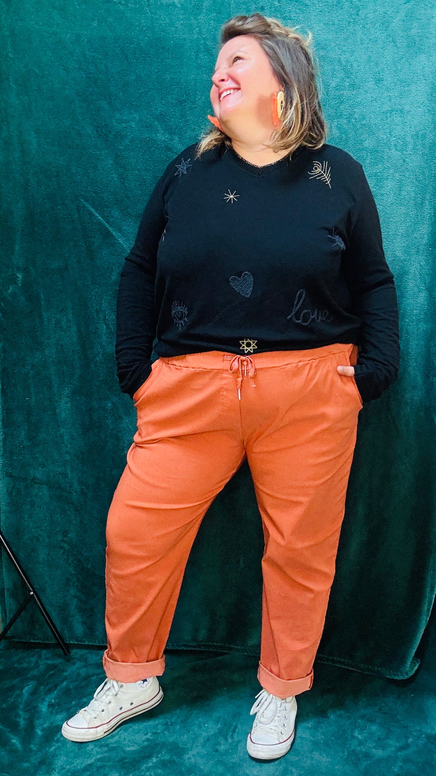Ce pull fin grande taille en viscose noir est la pièce idéale pour un style décontracté et élégant, avec une touche d'originalité discrète, tout en restant ultra confortable.