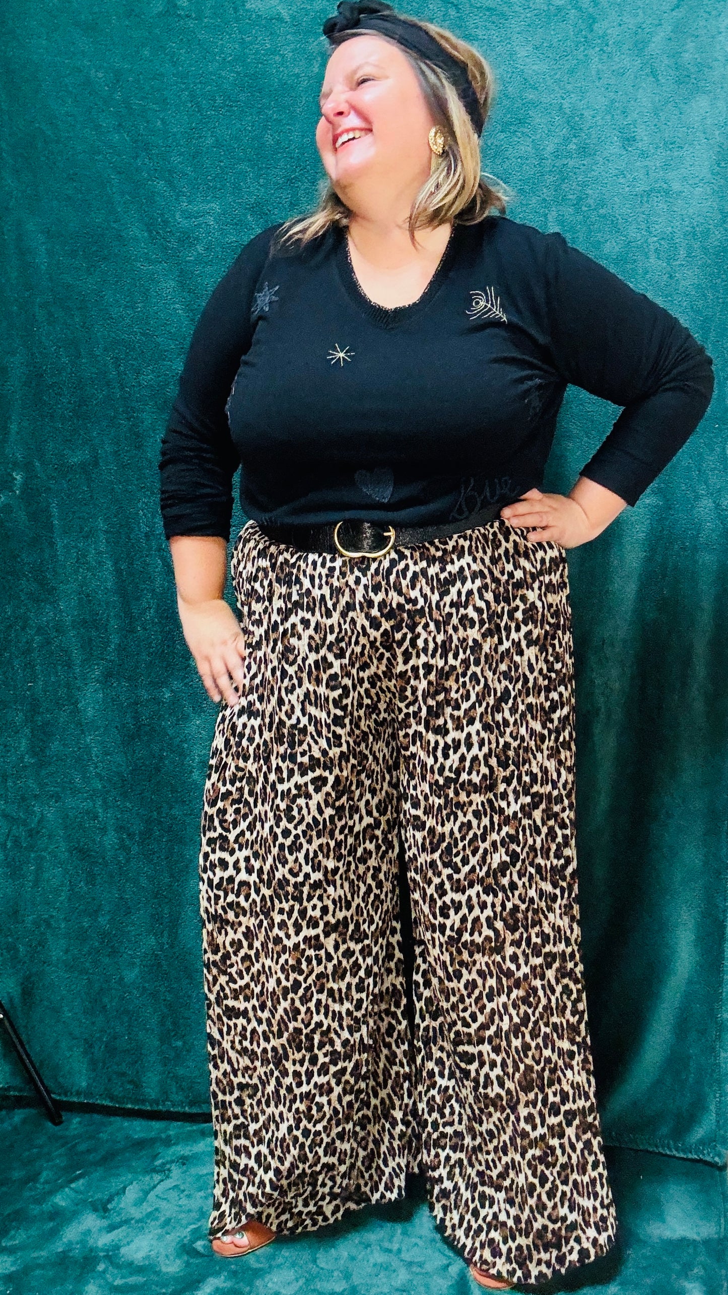 Ce pull fin grande taille en viscose noir est la pièce idéale pour un style décontracté et élégant, avec une touche d'originalité discrète, tout en restant ultra confortable.