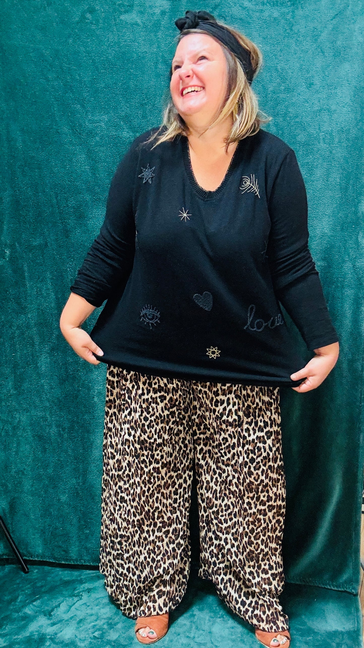 Ce pull fin grande taille en viscose noir est la pièce idéale pour un style décontracté et élégant, avec une touche d'originalité discrète, tout en restant ultra confortable.