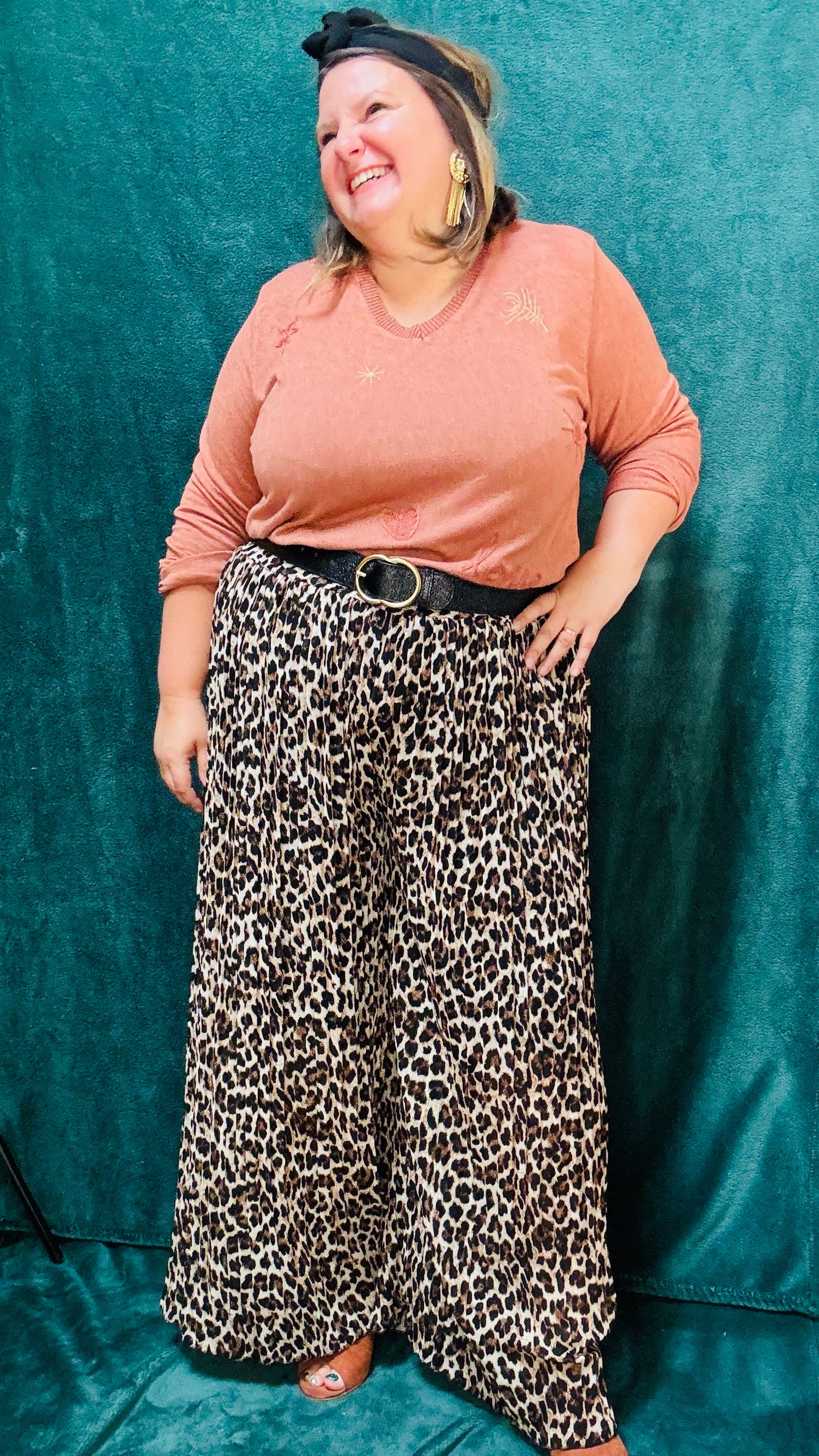 Ce pull fin grande taille en viscose rouille brique est la pièce idéale pour un style décontracté et élégant, avec une touche d'originalité discrète, tout en restant ultra confortable.