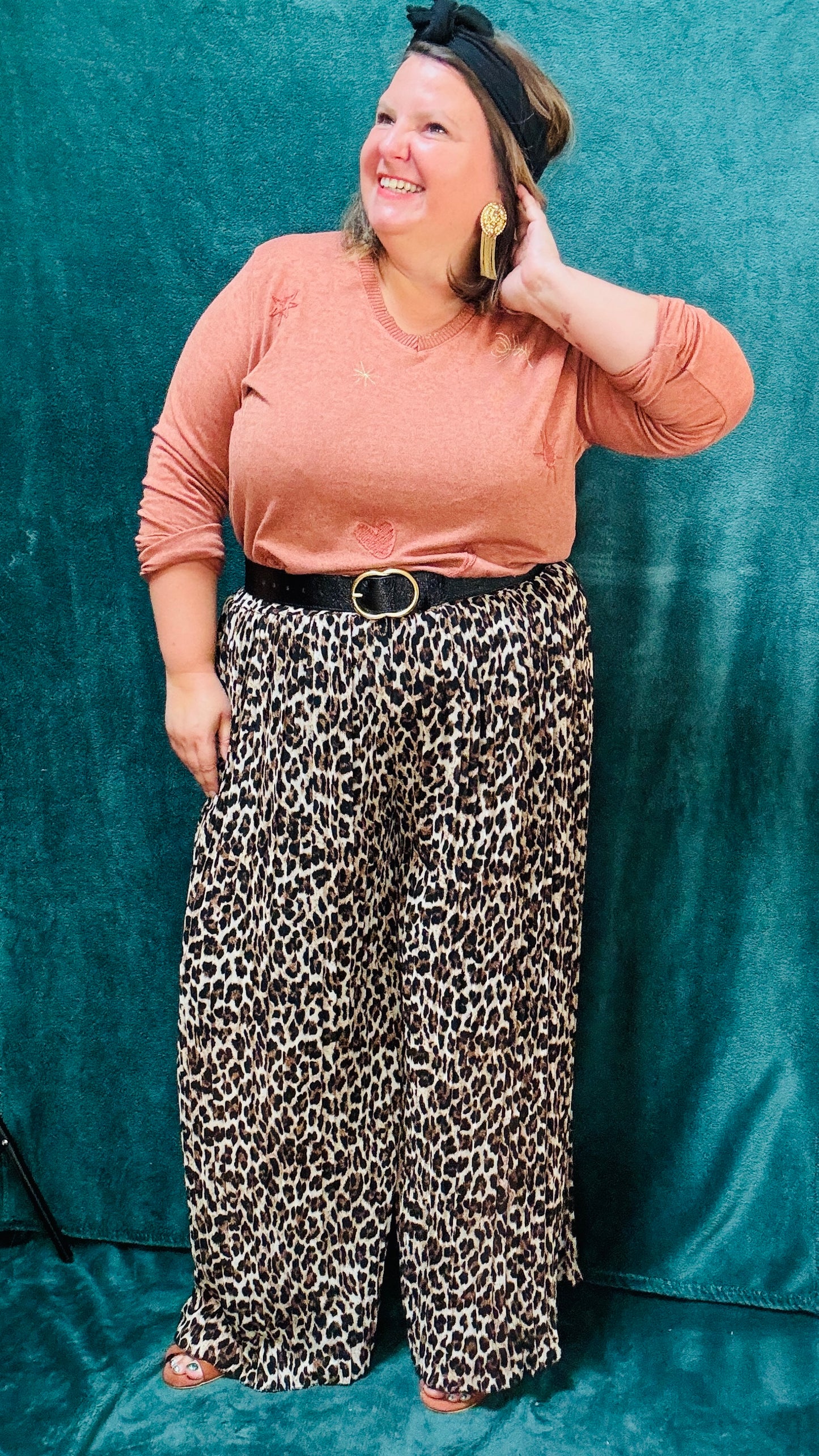 Ce pull fin grande taille en viscose rouille brique est la pièce idéale pour un style décontracté et élégant, avec une touche d'originalité discrète, tout en restant ultra confortable.
