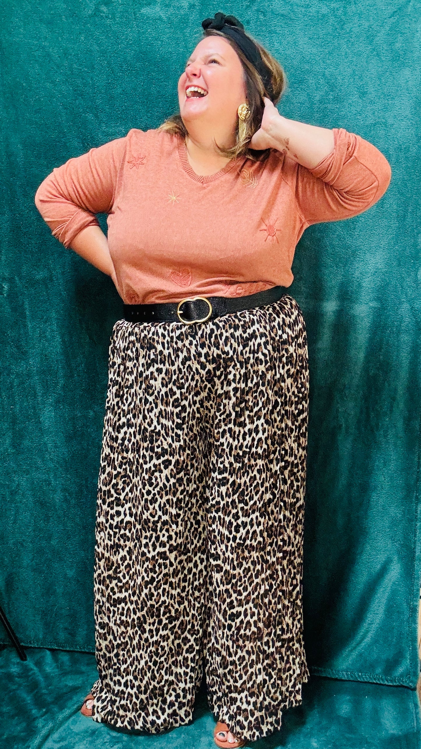 Ce pull fin grande taille en viscose rouille brique est la pièce idéale pour un style décontracté et élégant, avec une touche d'originalité discrète, tout en restant ultra confortable.