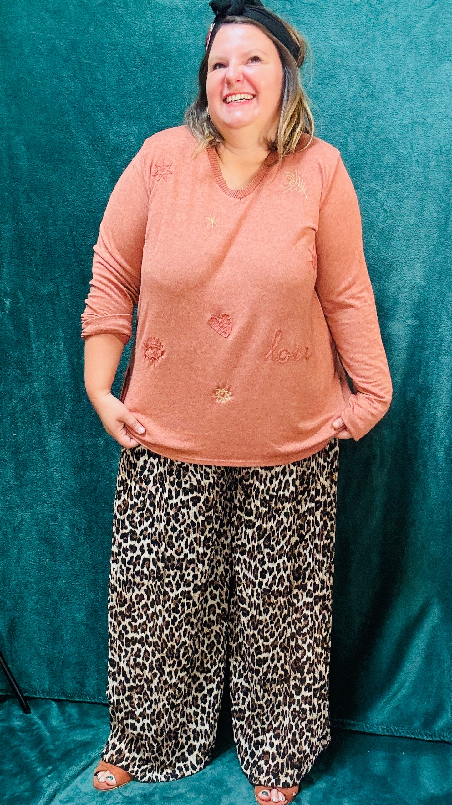 Ce pull fin grande taille en viscose rouille brique est la pièce idéale pour un style décontracté et élégant, avec une touche d'originalité discrète, tout en restant ultra confortable.