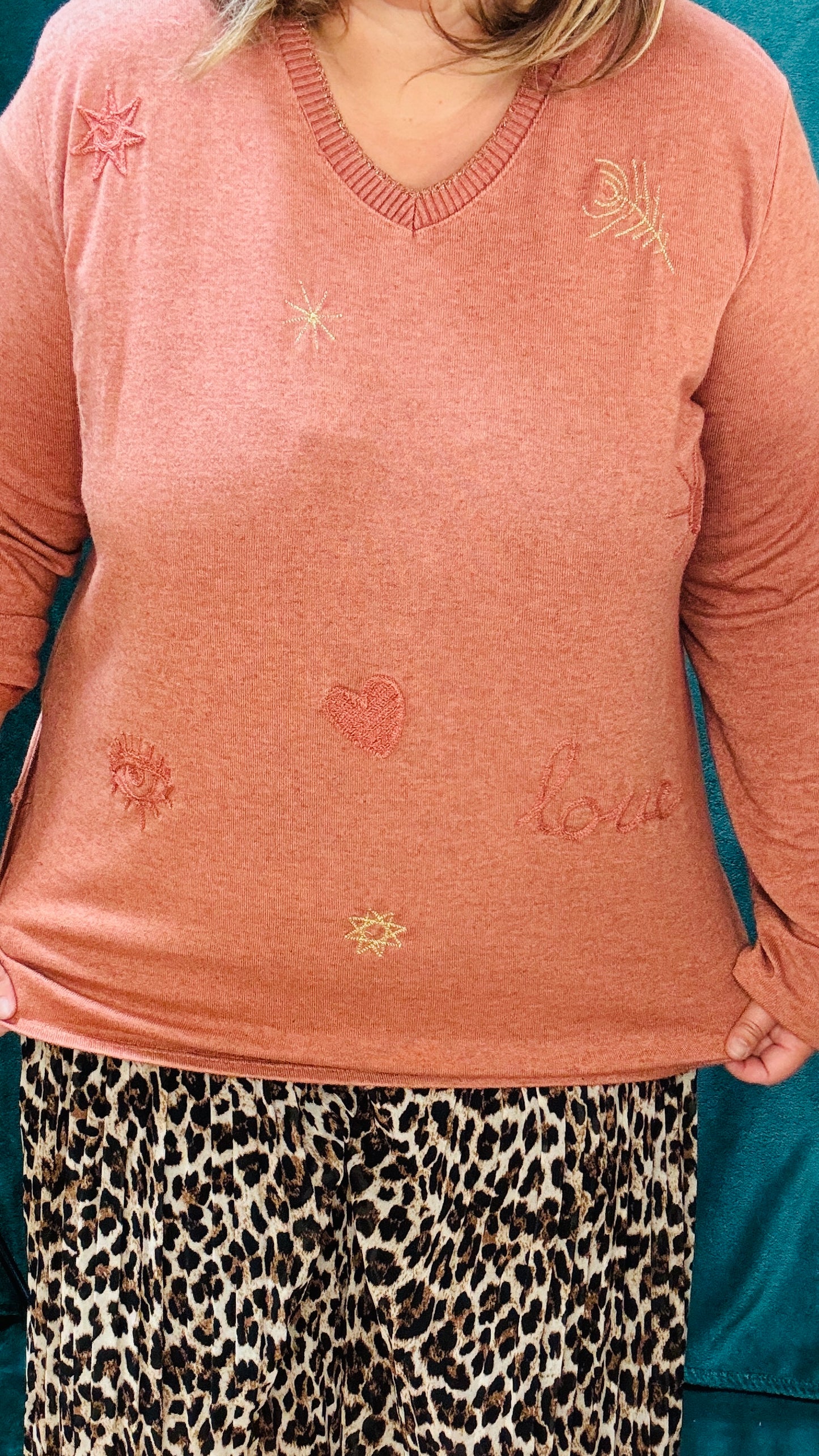 Ce pull fin grande taille en viscose rouille brique est la pièce idéale pour un style décontracté et élégant, avec une touche d'originalité discrète, tout en restant ultra confortable.