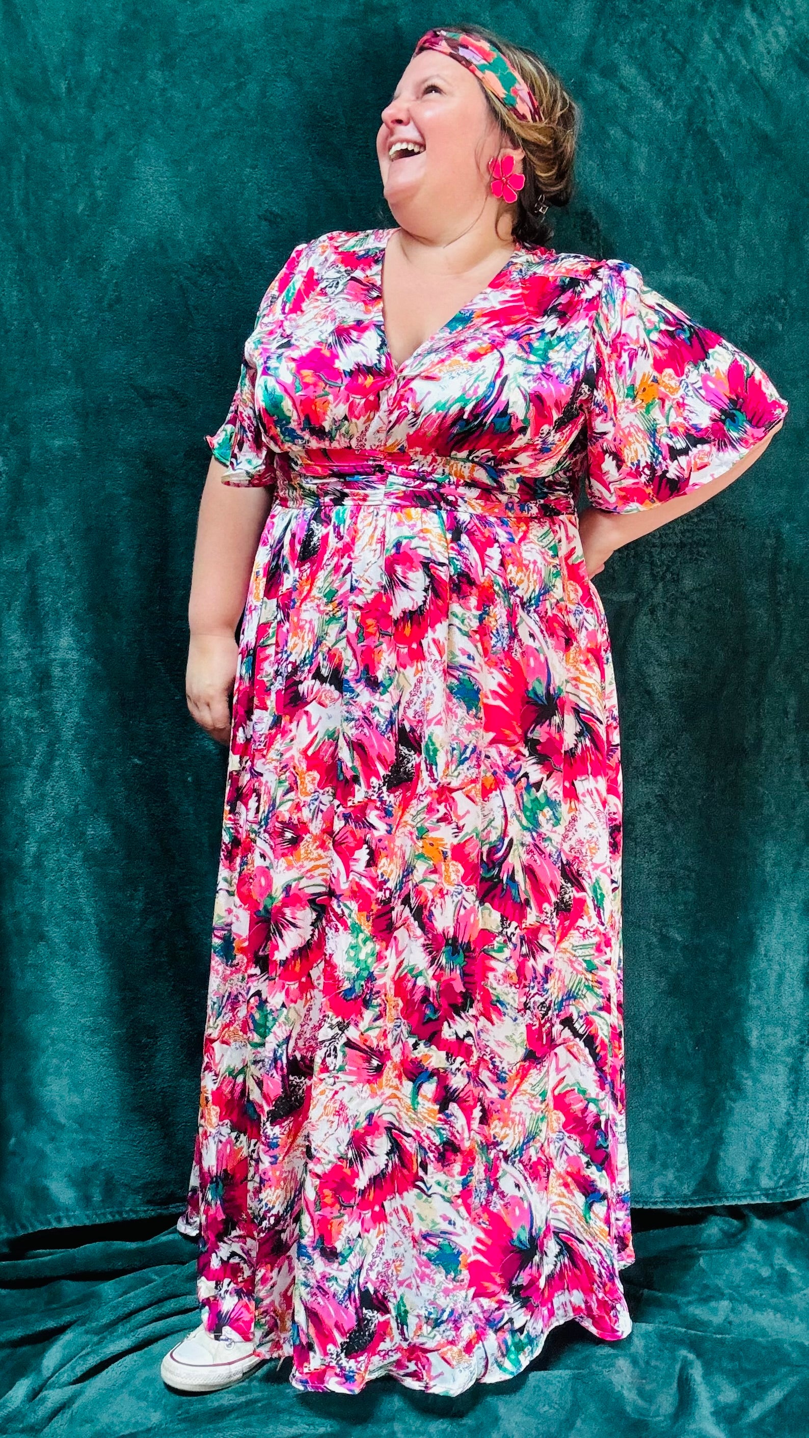 Avec cette robe longue grande taille à motifs fleuris, apportez une touche de romantisme et de bohème à votre style estival. Idéal pour toutes les occasions où vous souhaitez afficher votre créativité et votre élégance naturelle avec une touche de couleur et de légèreté en mettant en valeur votre silhouette avec ce bandeau sous poitrine.