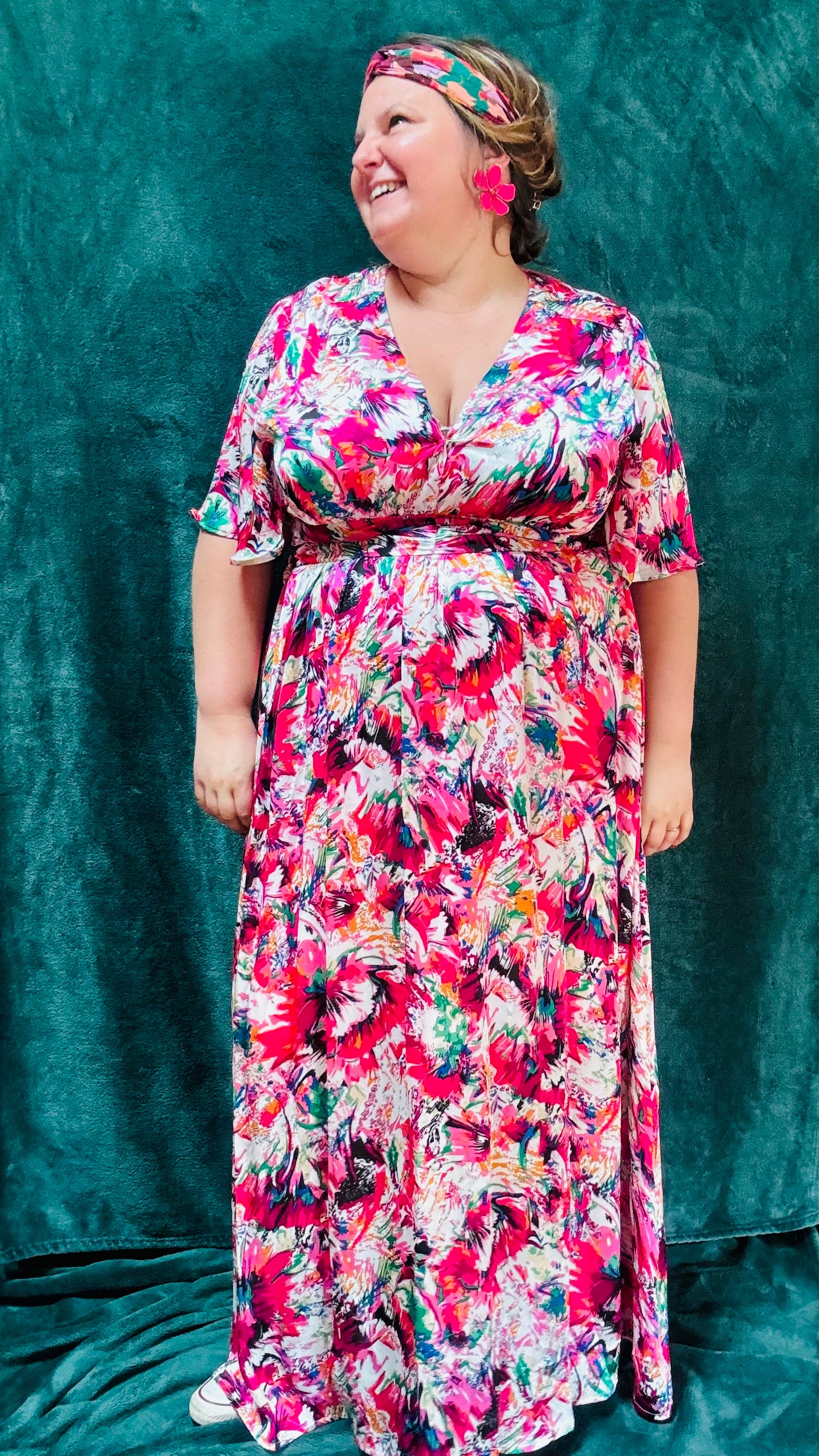 Avec cette robe longue grande taille à motifs fleuris, apportez une touche de romantisme et de bohème à votre style estival. Idéal pour toutes les occasions où vous souhaitez afficher votre créativité et votre élégance naturelle avec une touche de couleur et de légèreté en mettant en valeur votre silhouette avec ce bandeau sous poitrine.