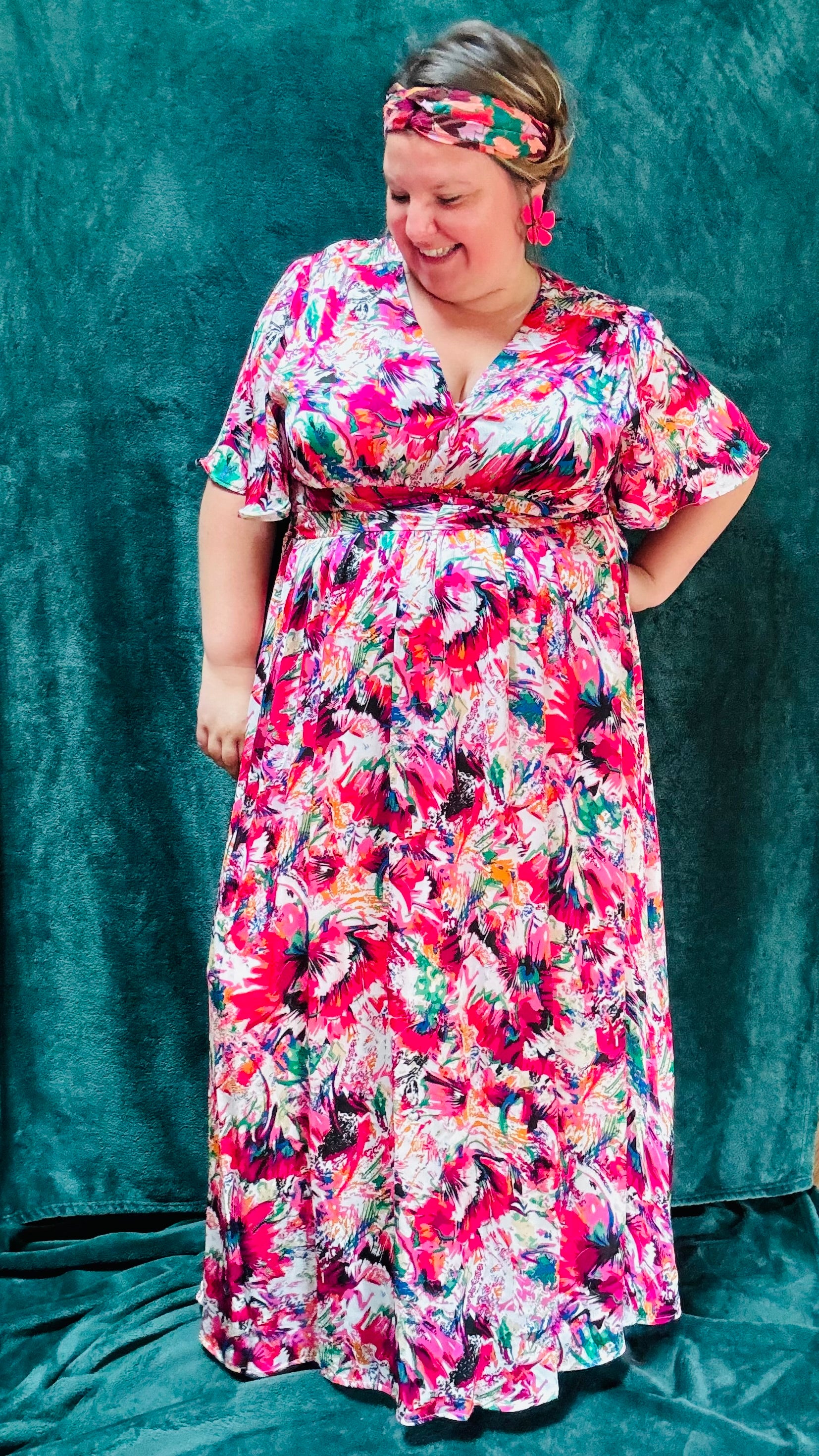 Avec cette robe longue grande taille à motifs fleuris, apportez une touche de romantisme et de bohème à votre style estival. Idéal pour toutes les occasions où vous souhaitez afficher votre créativité et votre élégance naturelle avec une touche de couleur et de légèreté en mettant en valeur votre silhouette avec ce bandeau sous poitrine.
