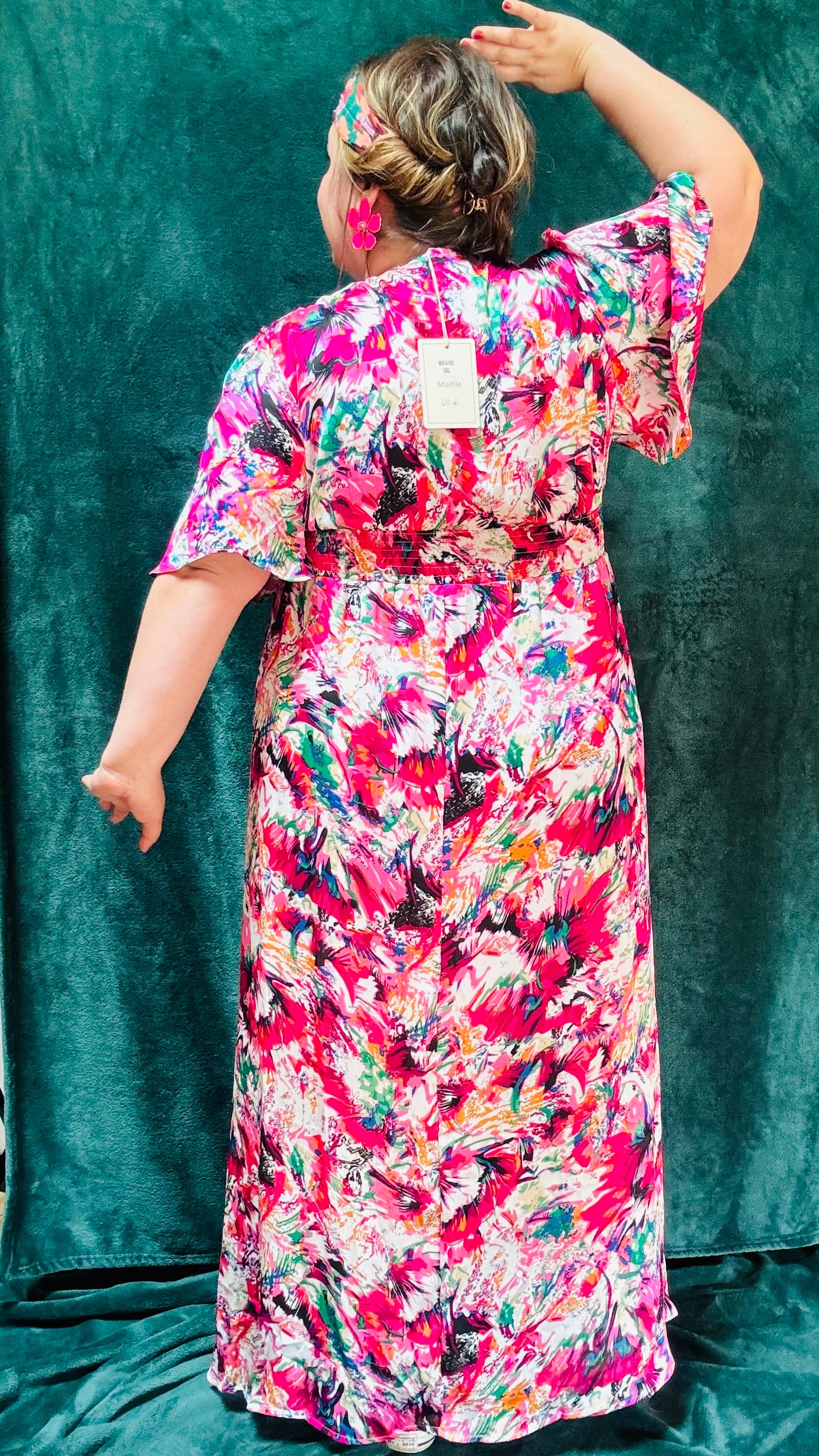 Avec cette robe longue grande taille à motifs fleuris, apportez une touche de romantisme et de bohème à votre style estival. Idéal pour toutes les occasions où vous souhaitez afficher votre créativité et votre élégance naturelle avec une touche de couleur et de légèreté en mettant en valeur votre silhouette avec ce bandeau sous poitrine.