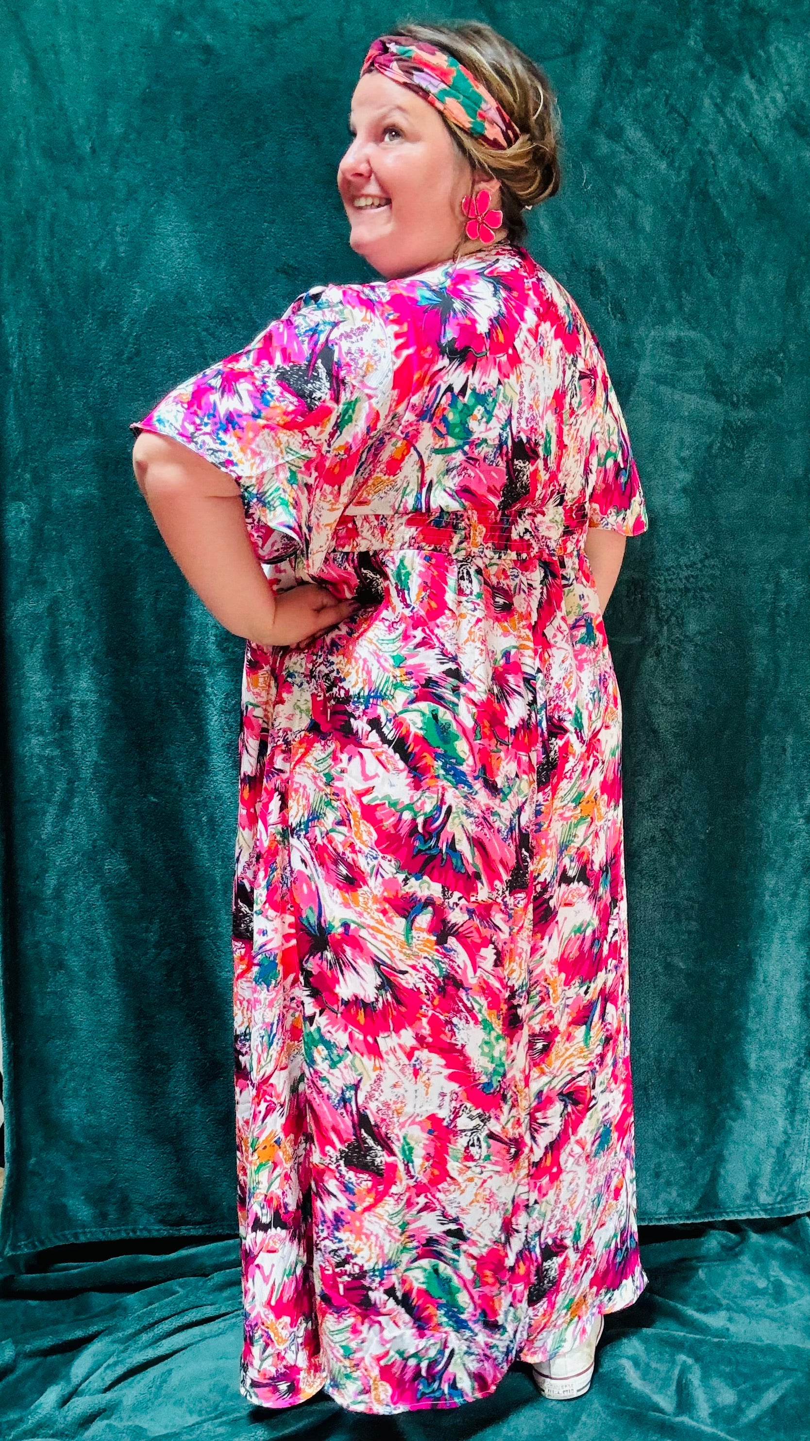 Avec cette robe longue grande taille à motifs fleuris, apportez une touche de romantisme et de bohème à votre style estival. Idéal pour toutes les occasions où vous souhaitez afficher votre créativité et votre élégance naturelle avec une touche de couleur et de légèreté en mettant en valeur votre silhouette avec ce bandeau sous poitrine.