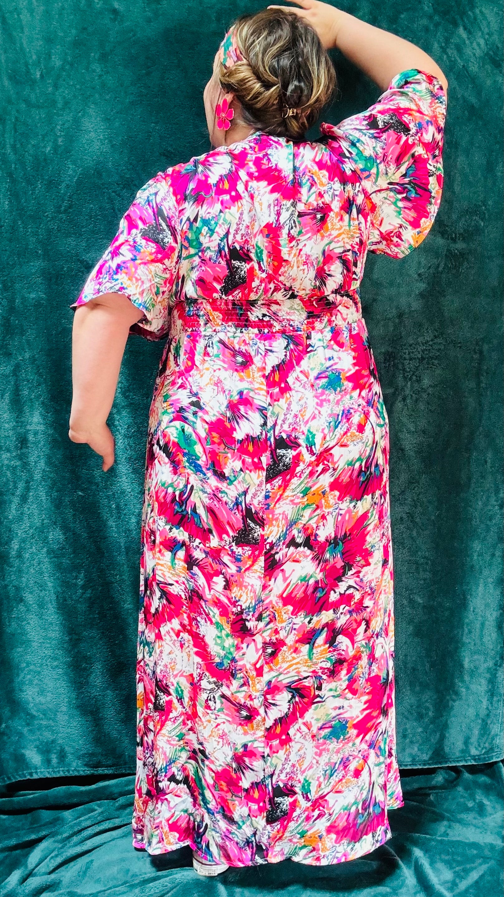 Avec cette robe longue grande taille à motifs fleuris, apportez une touche de romantisme et de bohème à votre style estival. Idéal pour toutes les occasions où vous souhaitez afficher votre créativité et votre élégance naturelle avec une touche de couleur et de légèreté en mettant en valeur votre silhouette avec ce bandeau sous poitrine.