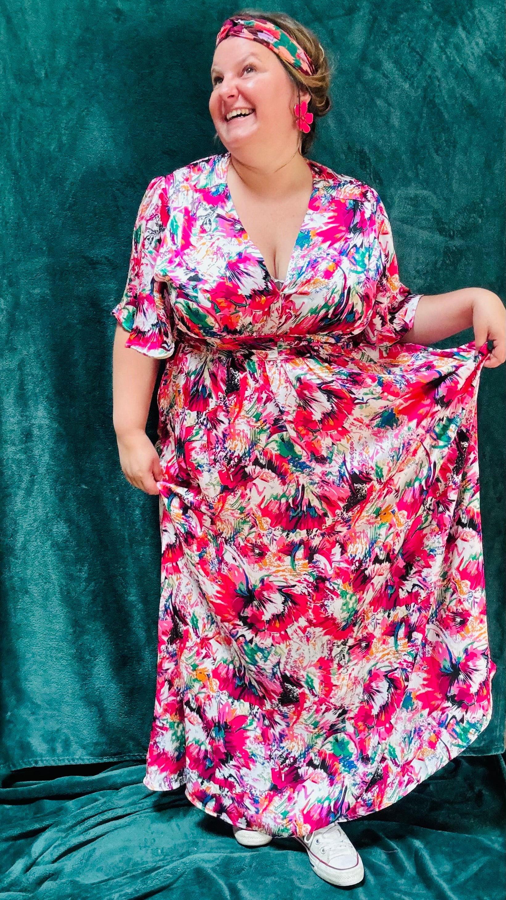 Avec cette robe longue grande taille à motifs fleuris, apportez une touche de romantisme et de bohème à votre style estival. Idéal pour toutes les occasions où vous souhaitez afficher votre créativité et votre élégance naturelle avec une touche de couleur et de légèreté en mettant en valeur votre silhouette avec ce bandeau sous poitrine.