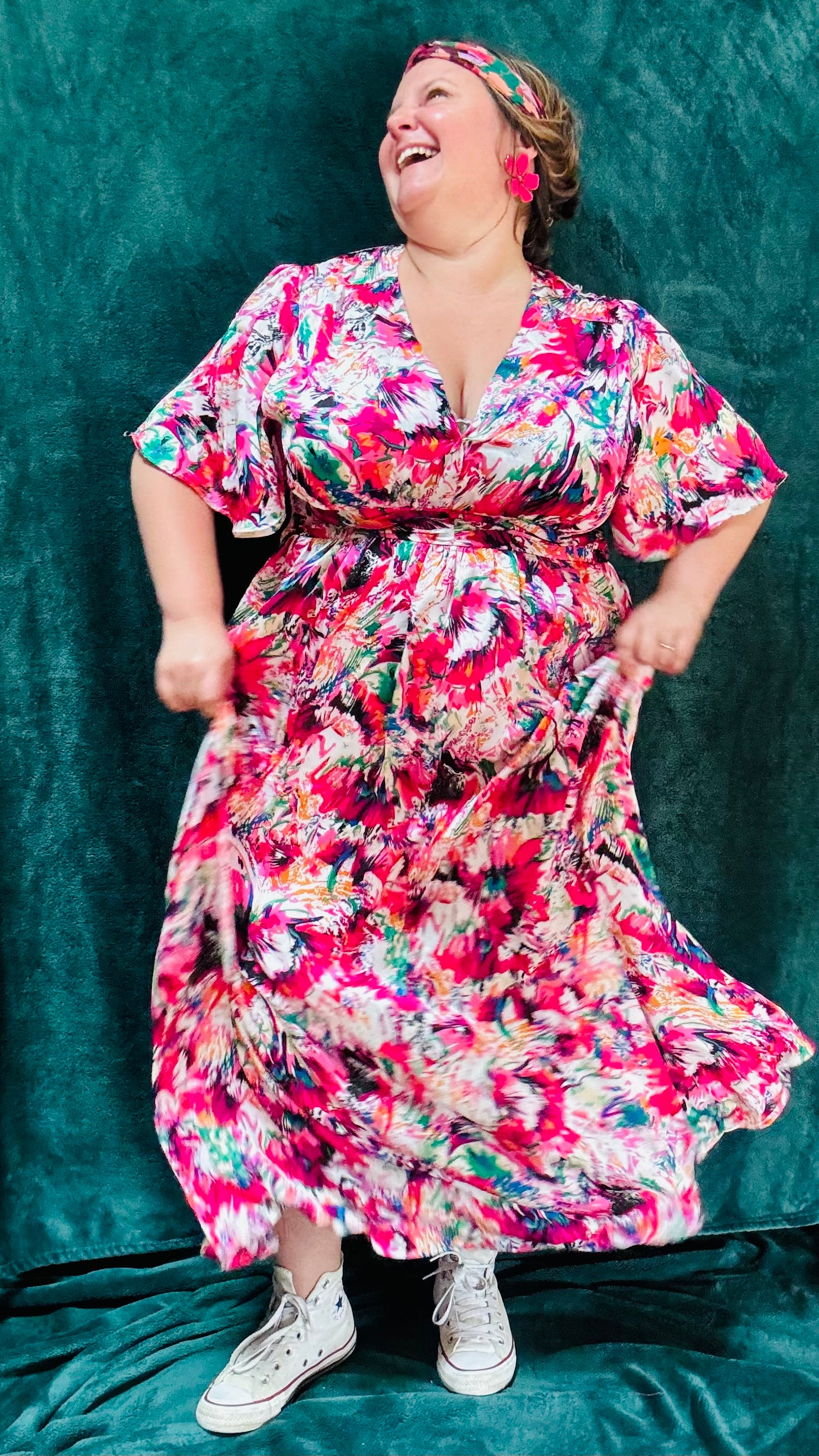 Avec cette robe longue grande taille à motifs fleuris, apportez une touche de romantisme et de bohème à votre style estival. Idéale pour toutes les occasions où vous souhaitez afficher votre créativité et votre élégance naturelle avec une touche de couleur et de légèreté en mettant en valeur votre silhouette avec ce bandeau sous poitrine.