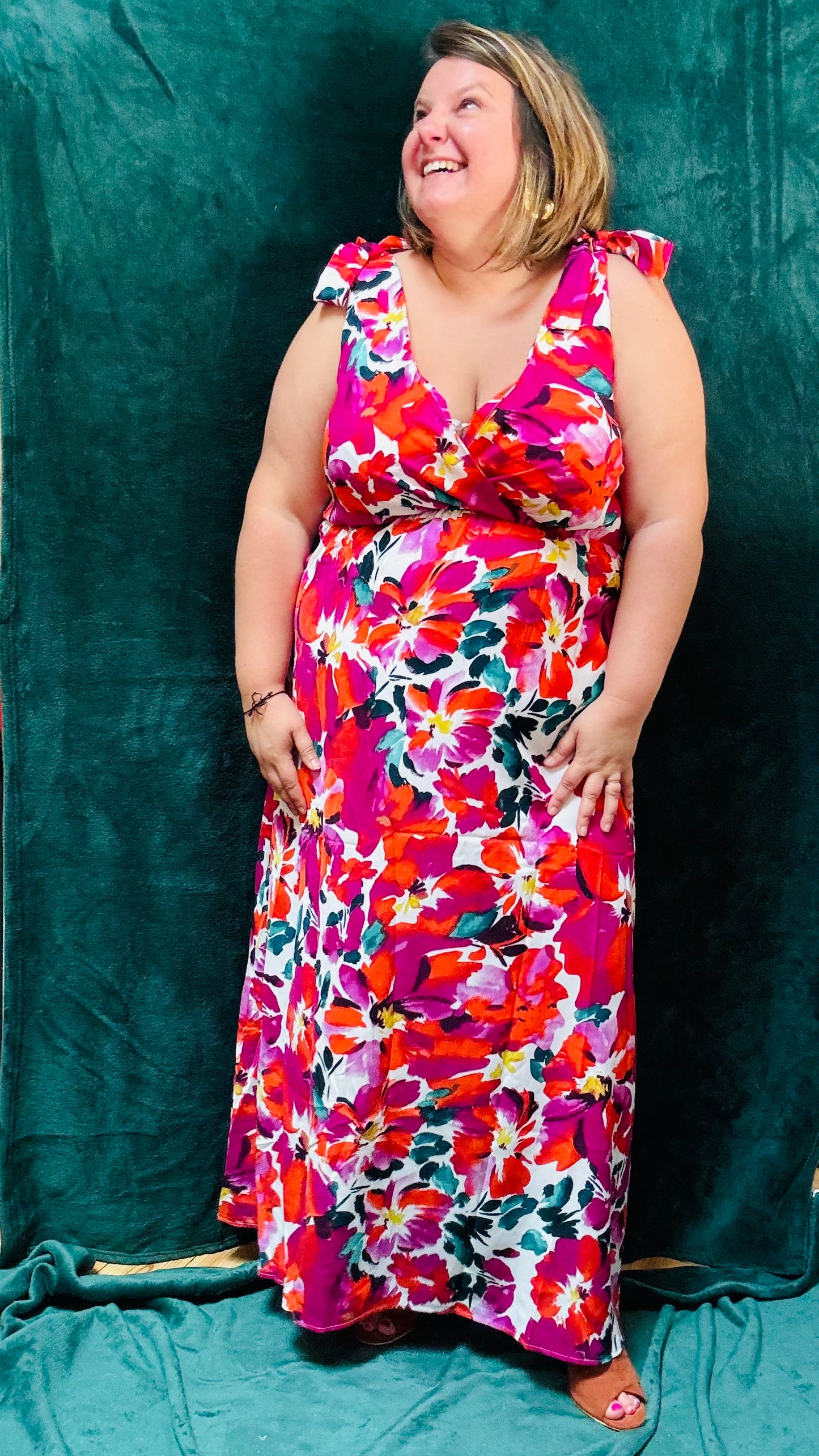 Avec cette robe longue grande taille à motifs fleuris colorés, apportez une touche de gaieté et d'élégance à votre style. Idéale pour toutes les occasions estivales où vous souhaitez afficher votre féminité et votre créativité avec une explosion de couleurs.