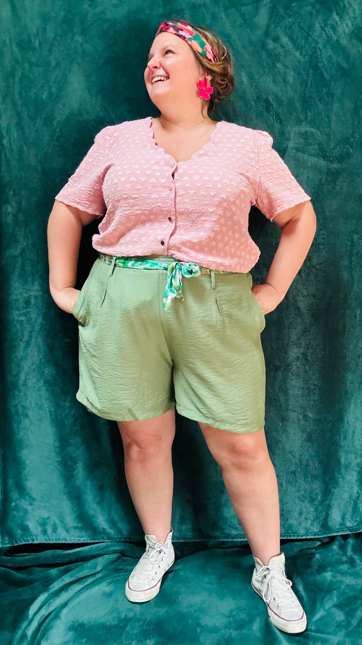 Avec ce short grande taille fluide vert kaki, alliez style et confort pour toutes vos activités estivales. Exprimez votre créativité et profitez d'un ajustement parfait et d'un confort incomparable.