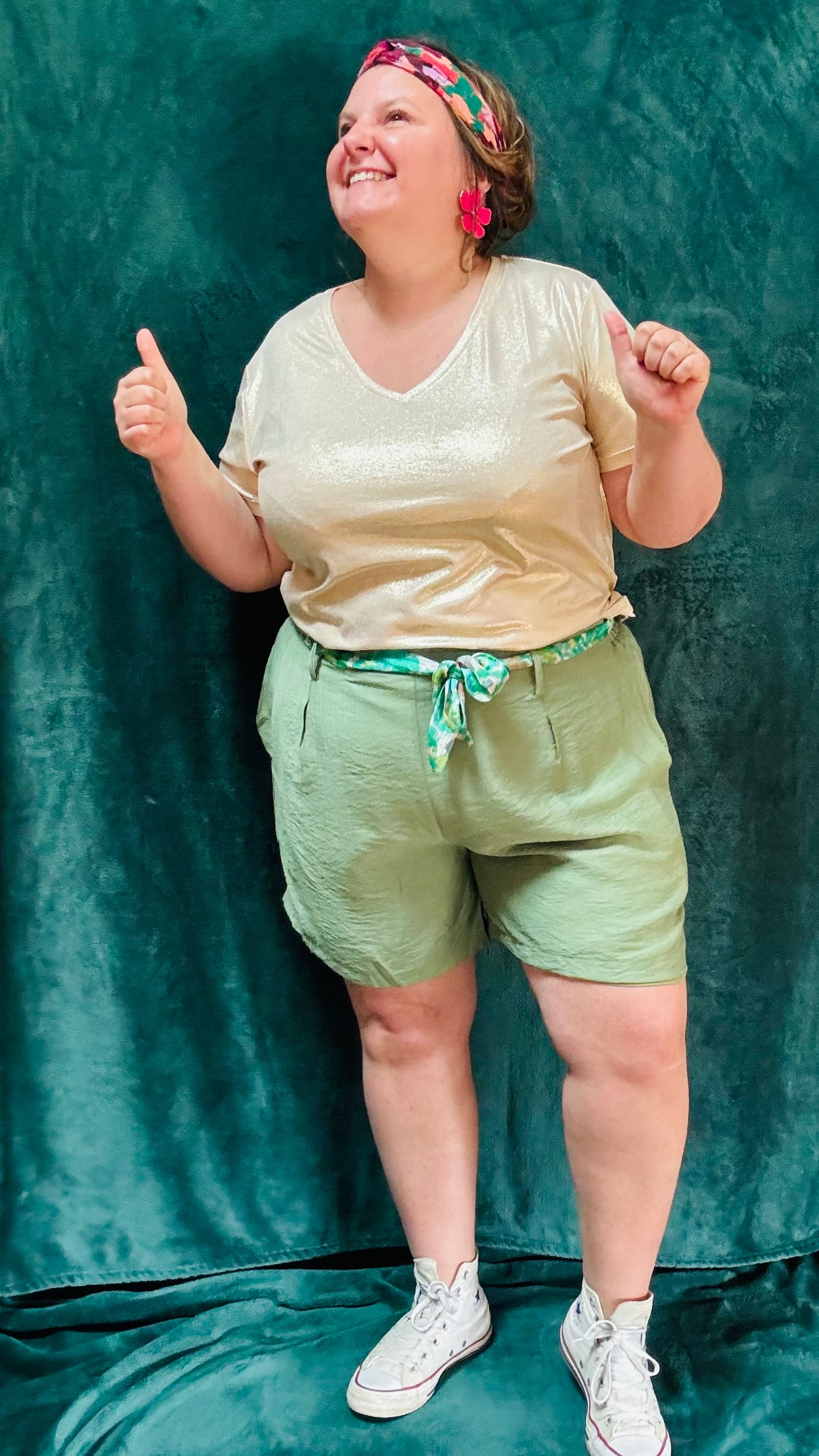 Avec ce short grande taille fluide vert kaki, alliez style et confort pour toutes vos activités estivales. Exprimez votre créativité et profitez d'un ajustement parfait et d'un confort incomparable.