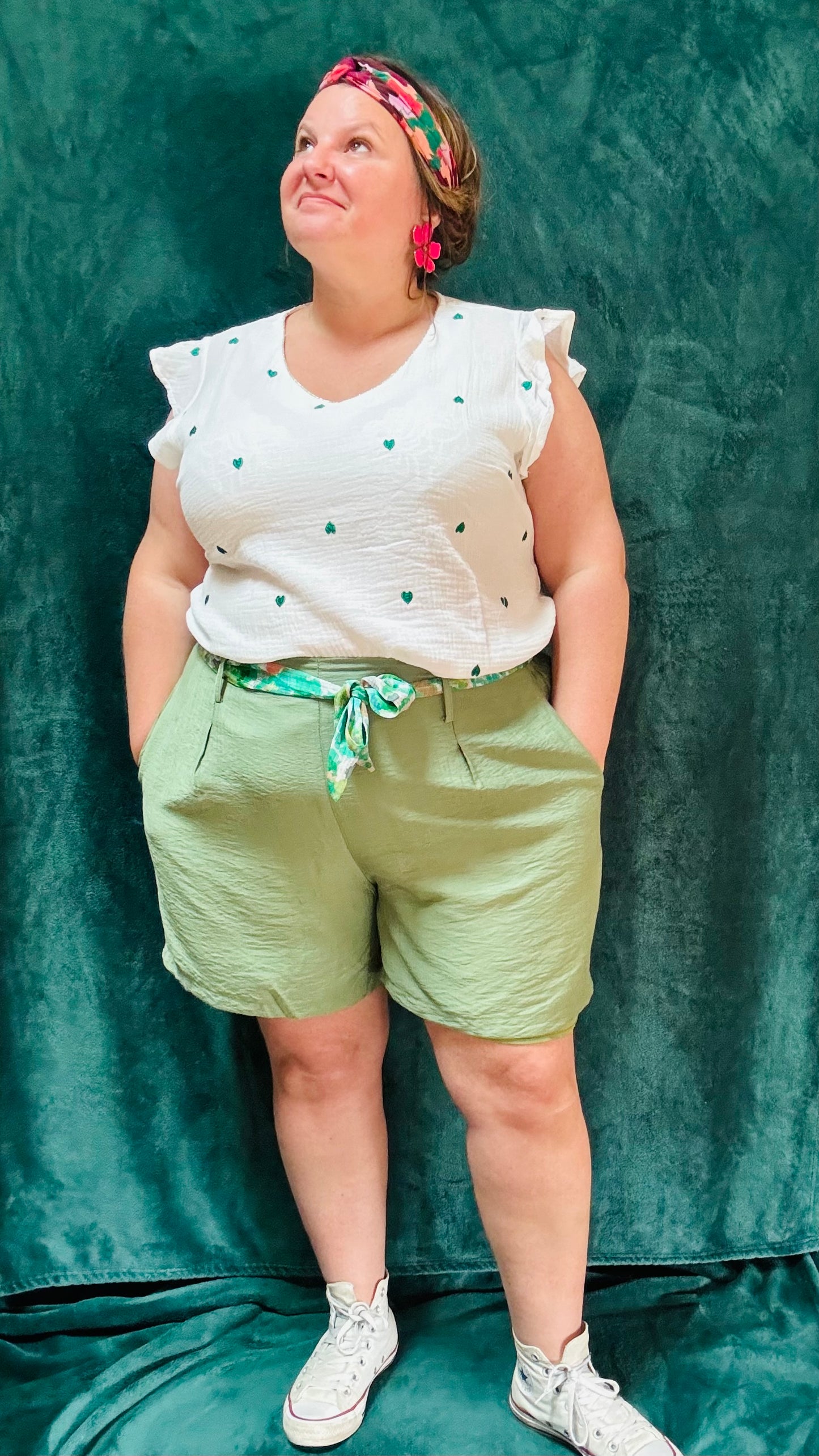 Avec ce short grande taille fluide vert kaki, alliez style et confort pour toutes vos activités estivales. Exprimez votre créativité et profitez d'un ajustement parfait et d'un confort incomparable.