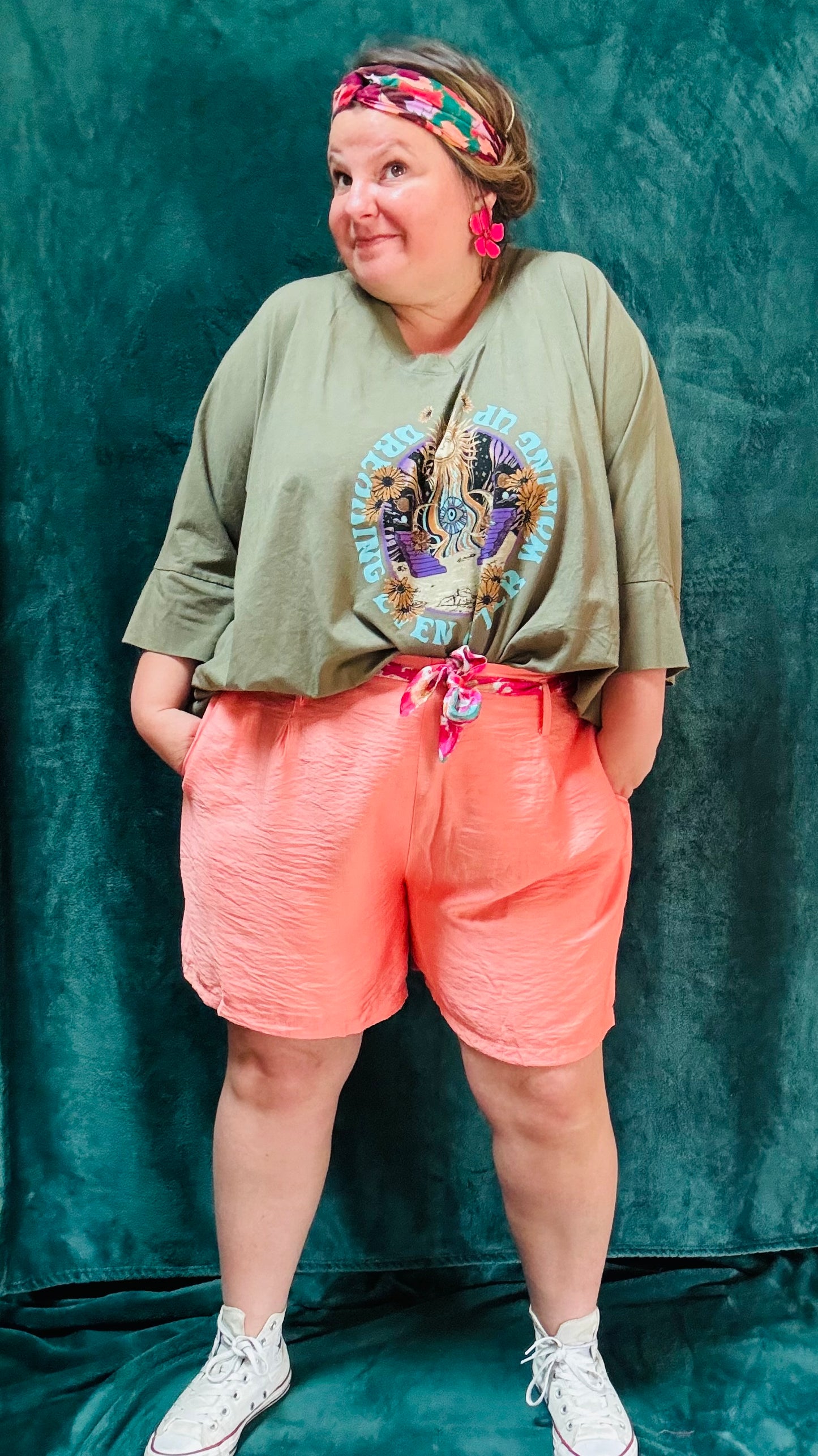 Avec ce short grande taille fluide rose saumon, alliez style et confort pour toutes vos activités estivales. Exprimez votre créativité et profitez d'un ajustement parfait et d'un confort incomparable.