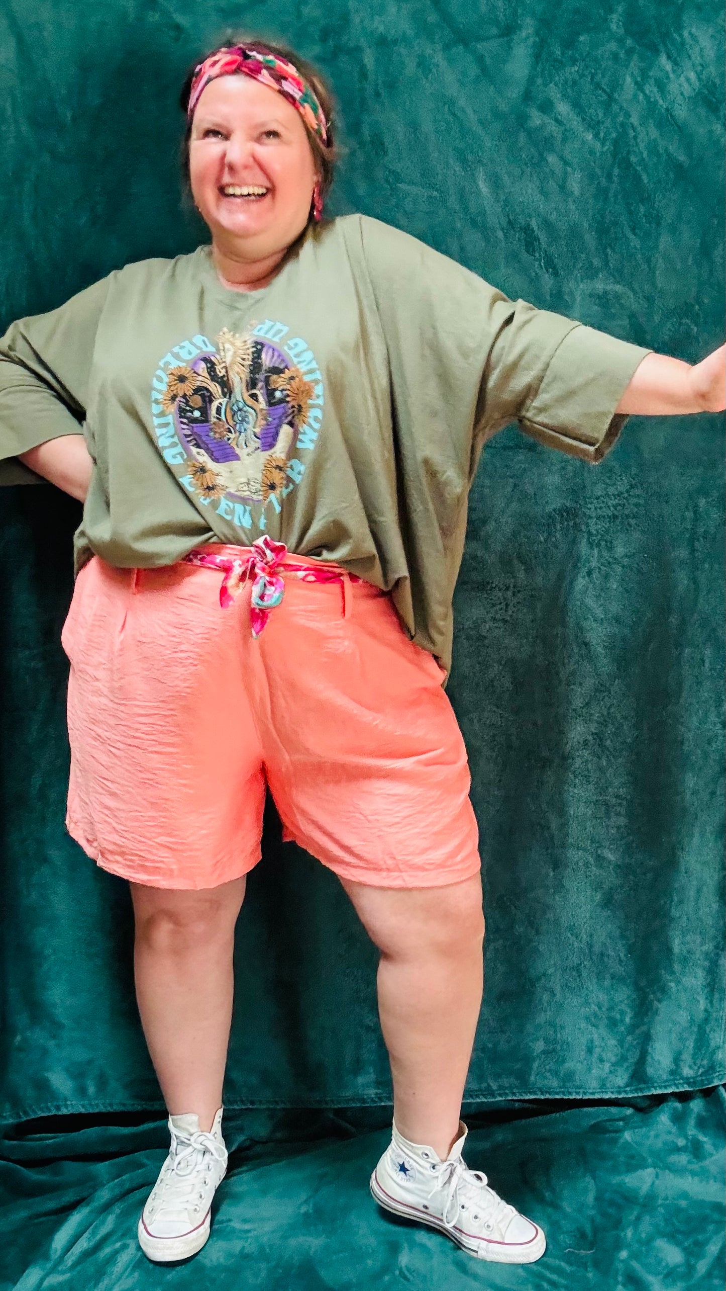 Avec ce short grande taille fluide rose saumon, alliez style et confort pour toutes vos activités estivales. Exprimez votre créativité et profitez d'un ajustement parfait et d'un confort incomparable.