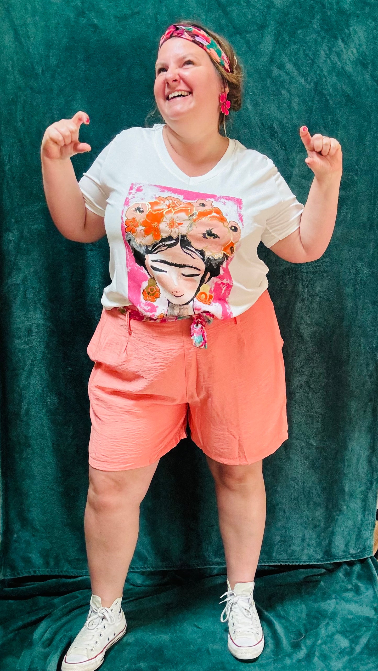 Avec ce short grande taille fluide rose saumon, alliez style et confort pour toutes vos activités estivales. Exprimez votre créativité et profitez d'un ajustement parfait et d'un confort incomparable.